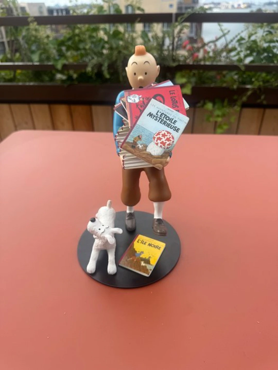 Moulinsart - Statue, Kuifje met boeken - Derde versie - 20 cm - Resin - 2012