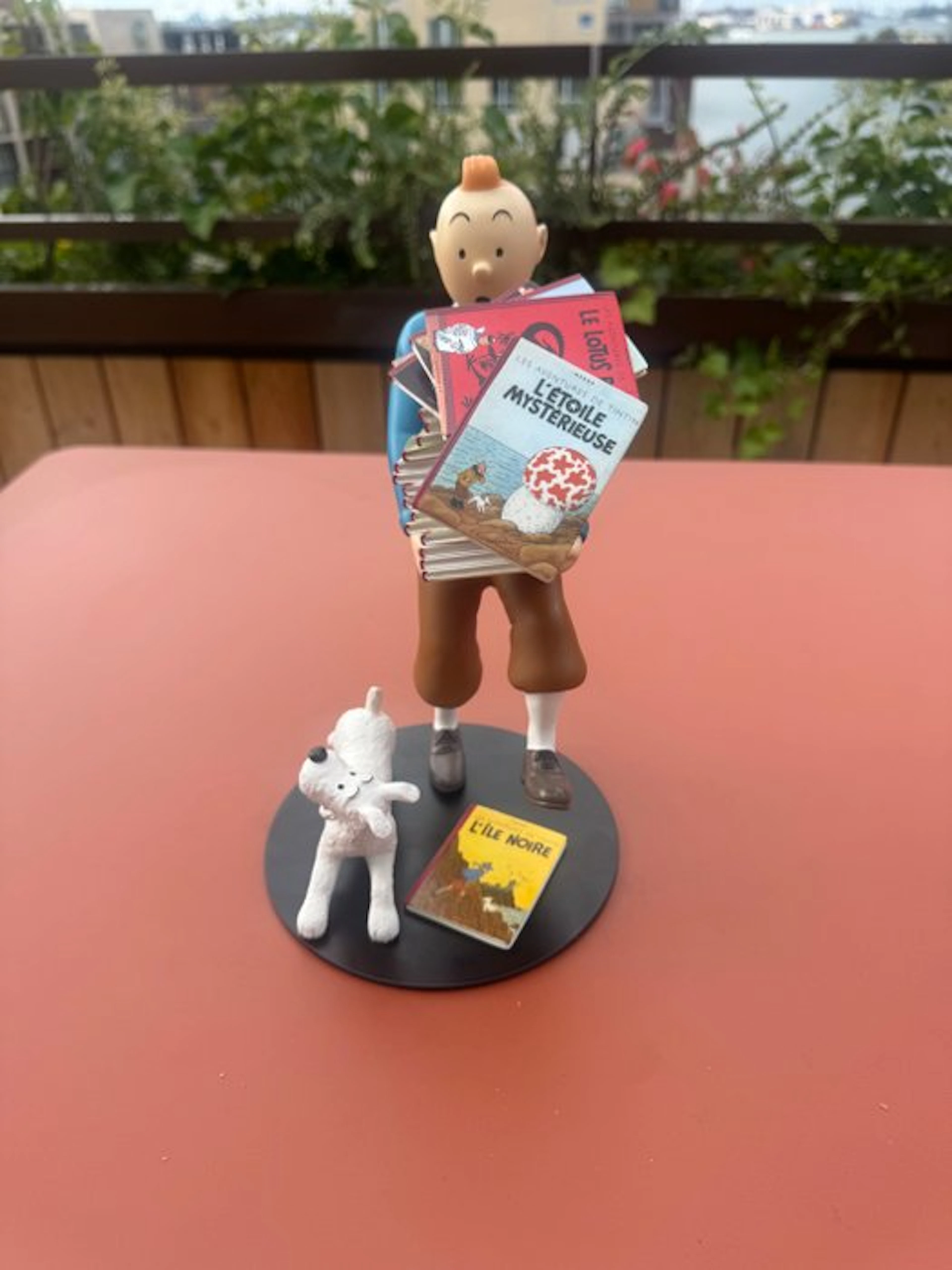Moulinsart - Statue, Kuifje met boeken - Derde versie - 20 cm - Resin - 2012