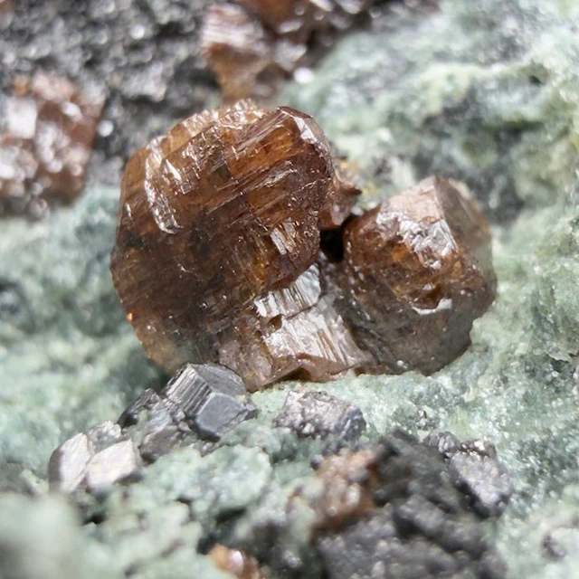 Perovskite Specimen - Height: 12 cm - Width: 8 cm- 735 g - (1)