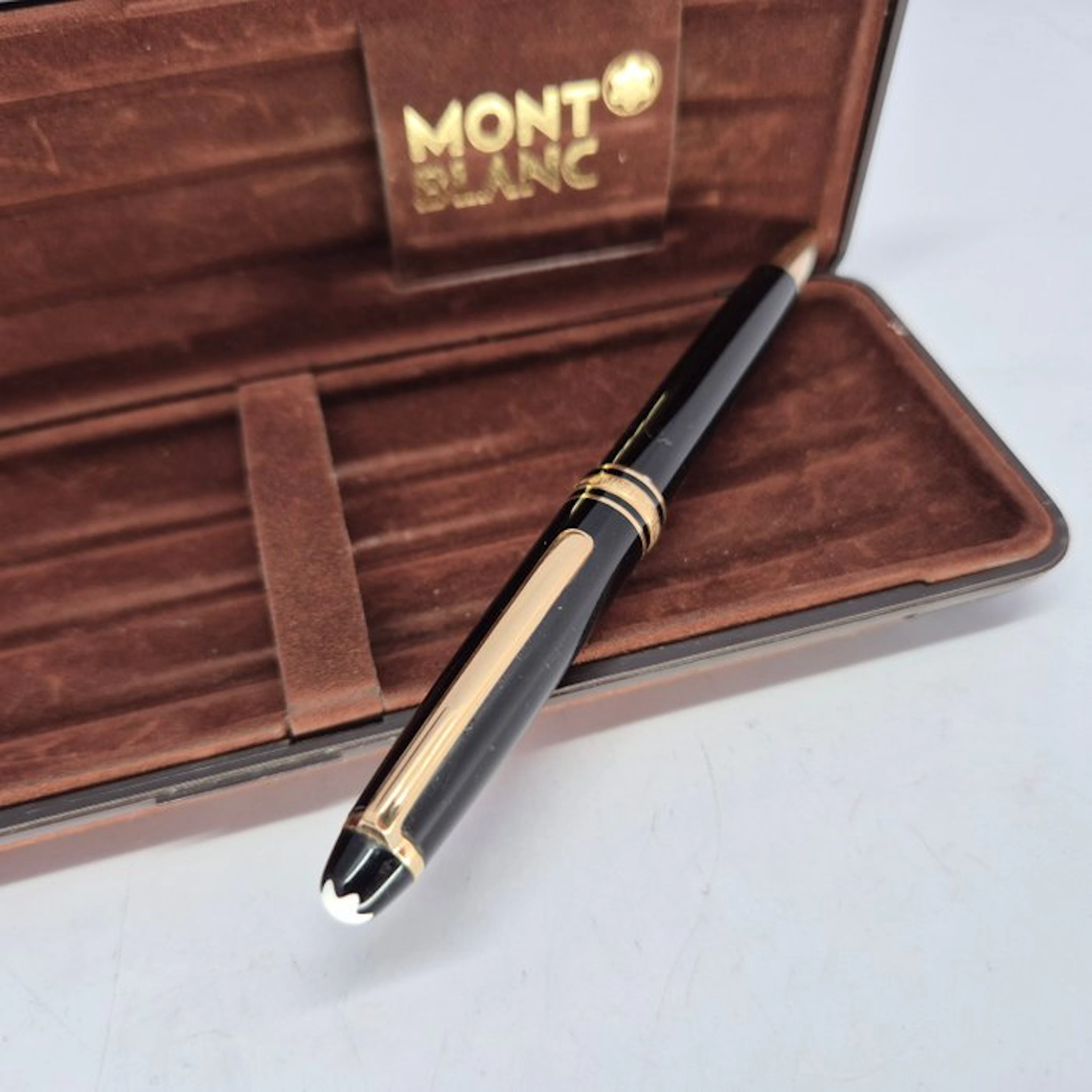 Montblanc - Meisterstück 164 - Black and gold body...