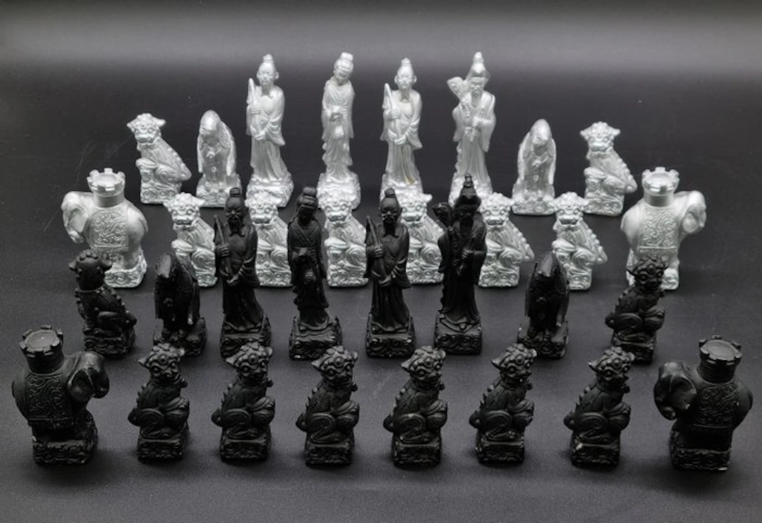 Chinesisches Schachspiel Figuren Gips Silber Schwarz KH 13 cm - Chess set
