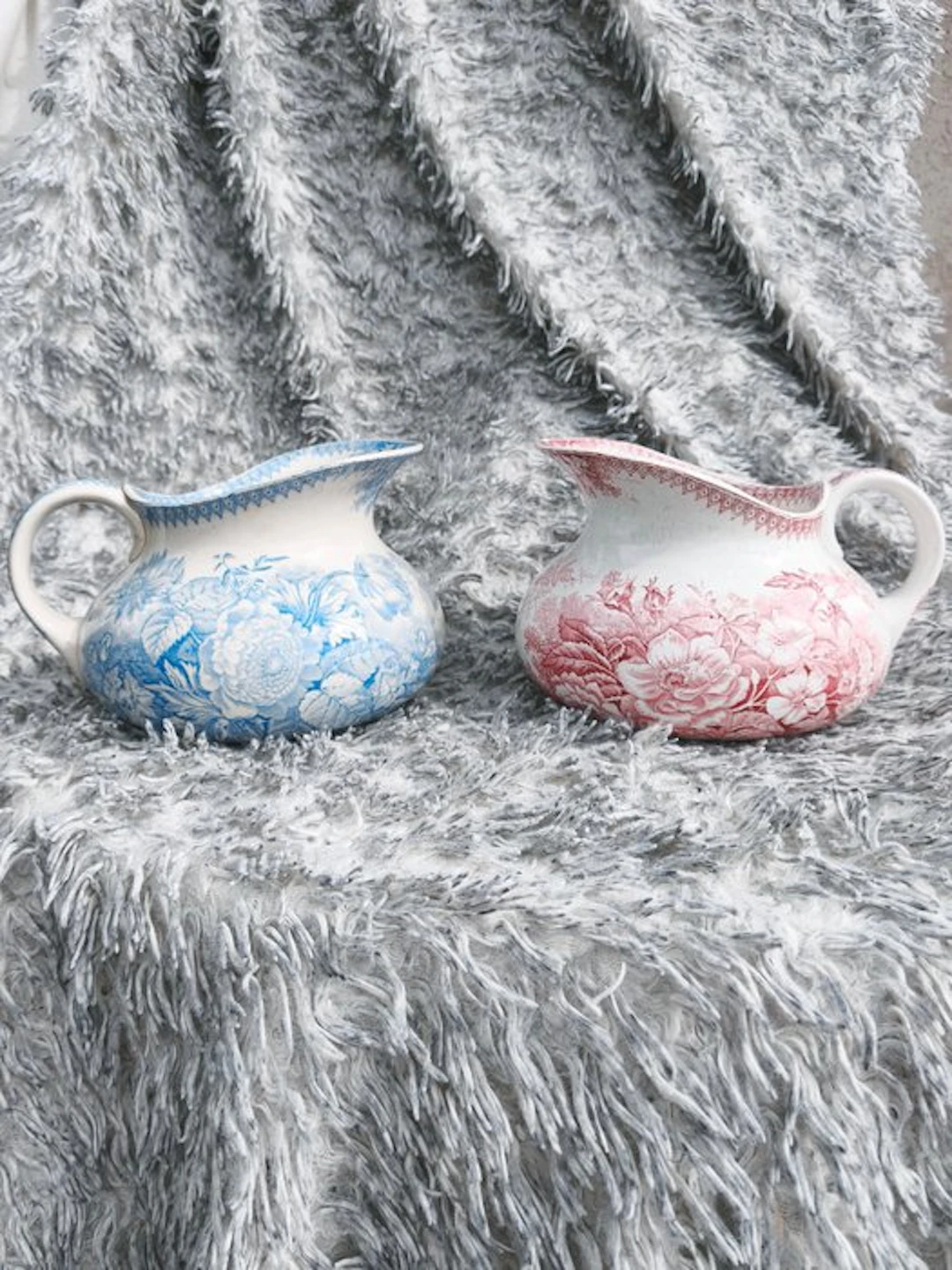 Sarreguemines - Vase (2) - Earthenware - Set of 2 plump jugs