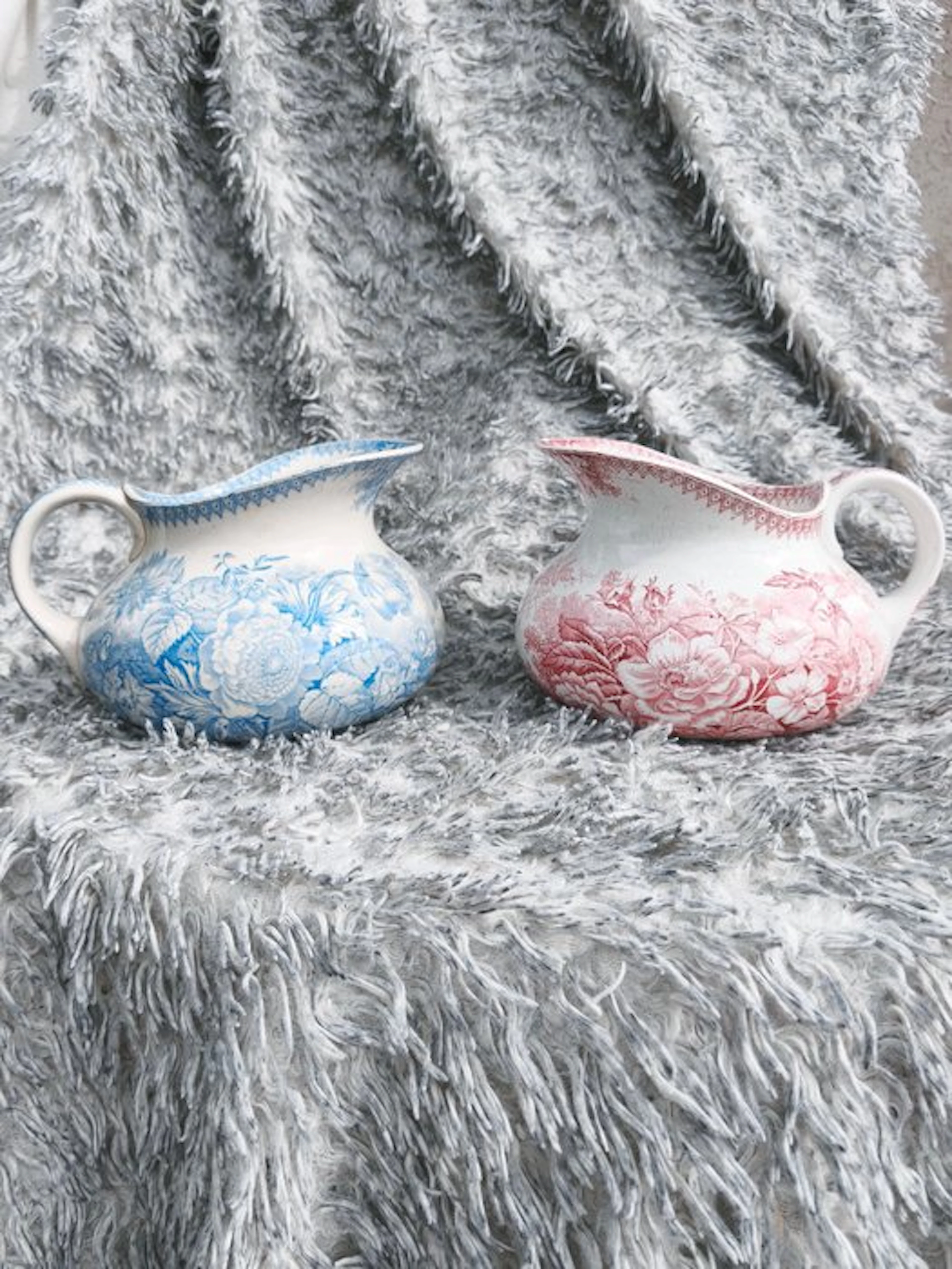 Sarreguemines - Vase (2) - Earthenware - Set of 2 plump jugs