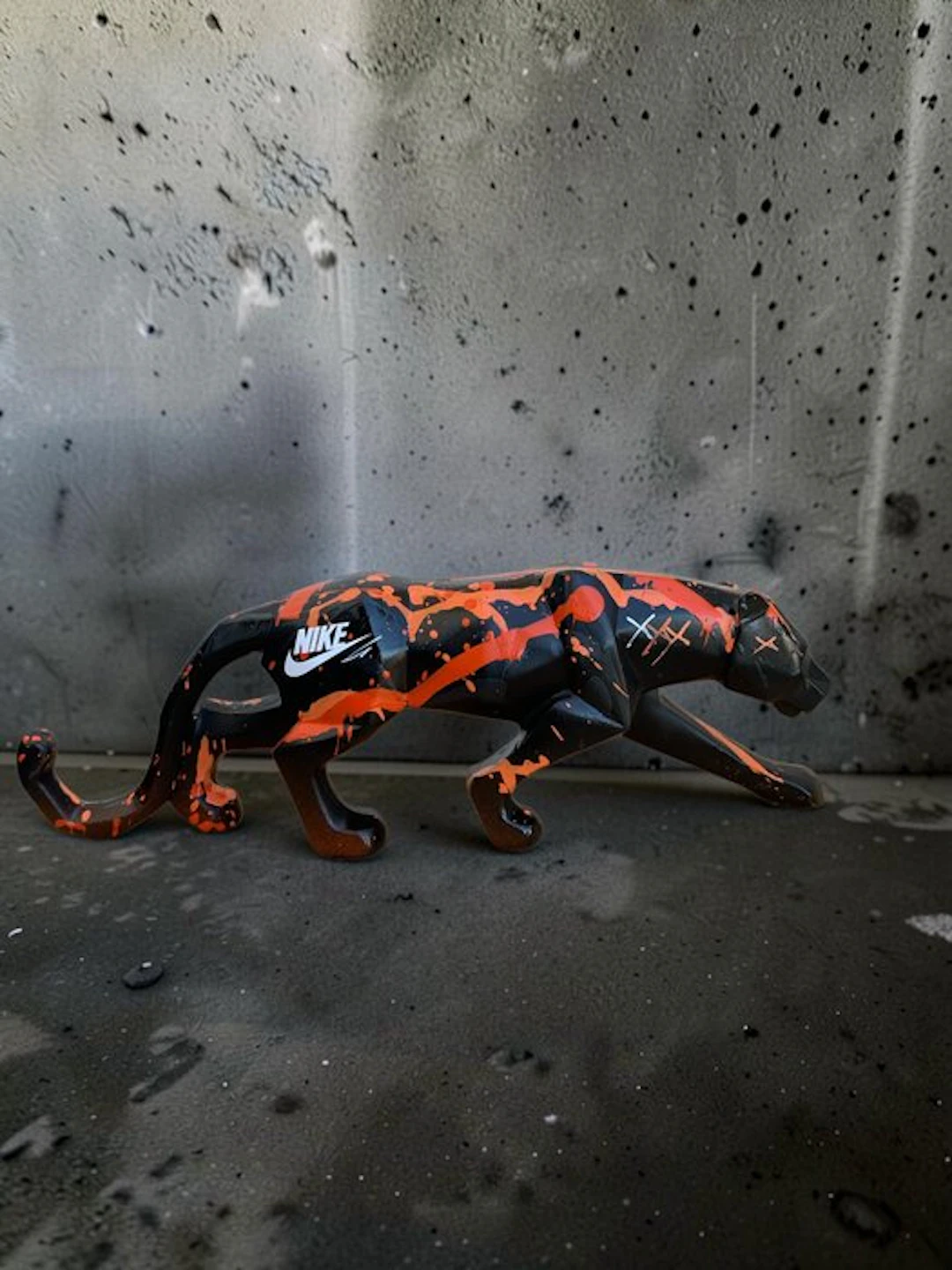 WASE - Figurine - LÉOPARD STREET ART NIKE - Resin