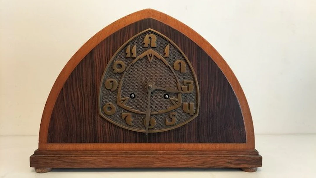 Amsterdam School pendulum clock - Art Deco oak- Coromandel-brass - 1920-1930