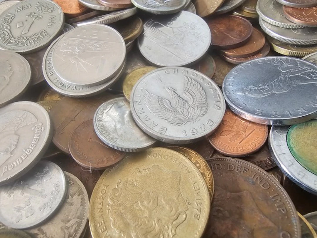 World mix . 2KG+ of old world coin mix 1800 - 1990 (No reserve price)