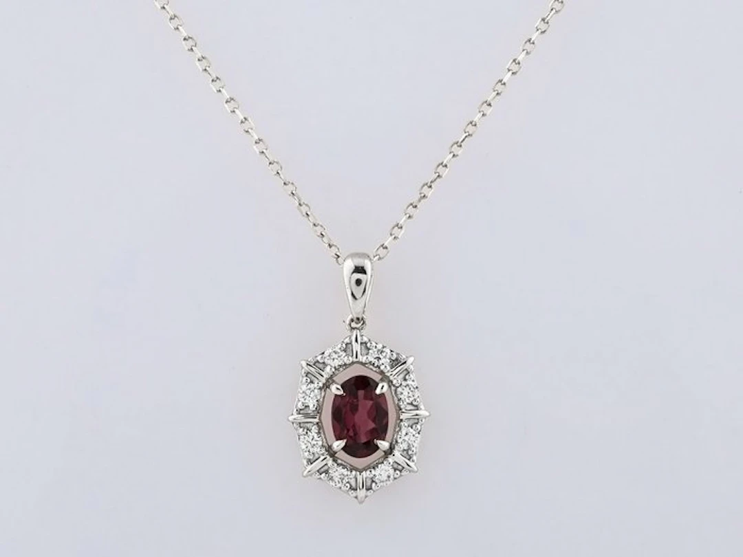 Necklace with pendant - 14 kt. White gold - 0.67ct. tw. Rhodolite - Diamond