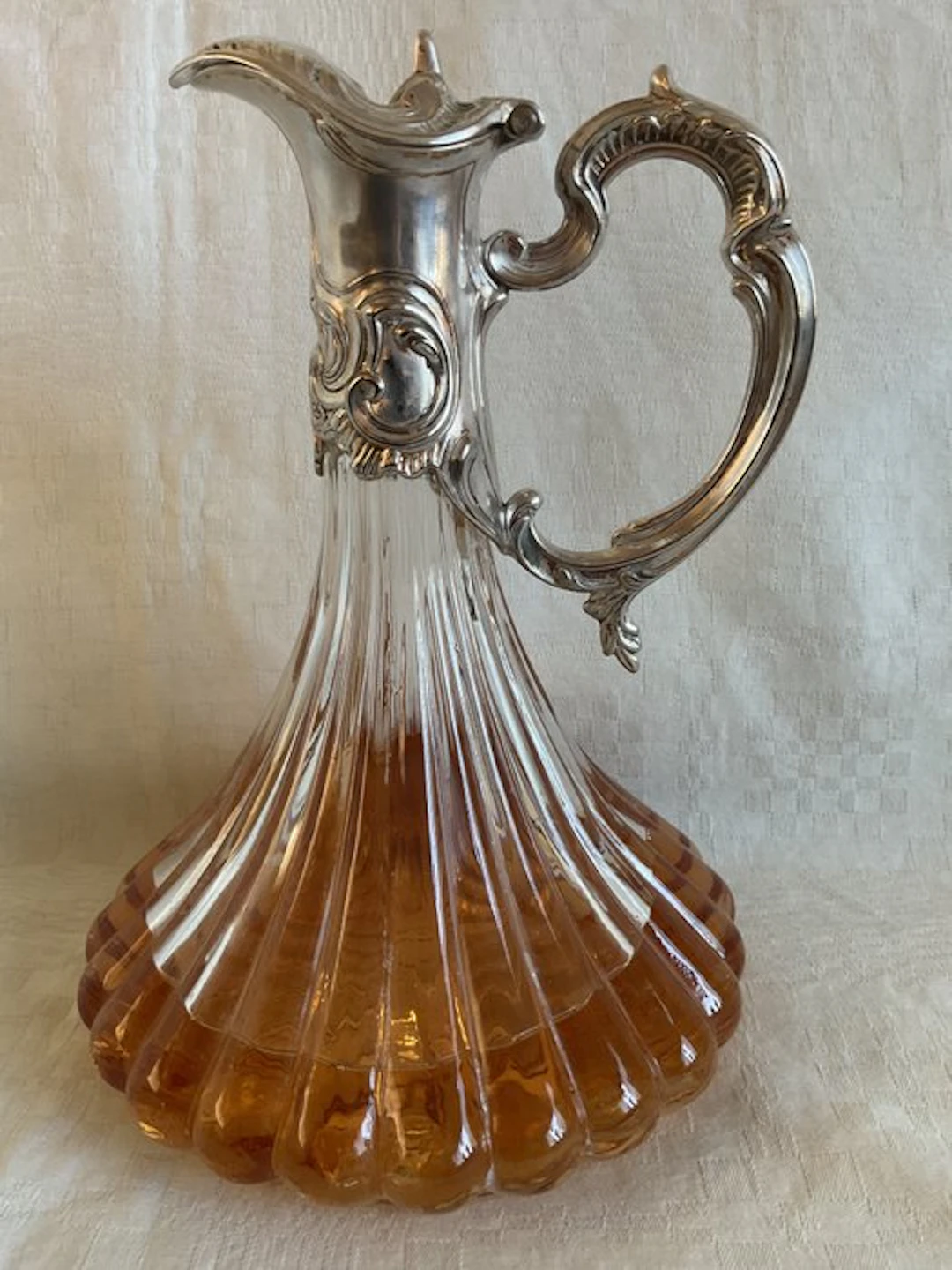 Carafe - Antieke glazen schenkkan met rijk gedecoreerde...