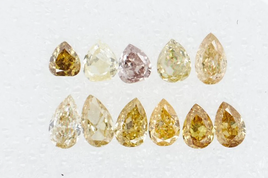No reserve price - 11 pcs Diamond (Natural coloured)...
