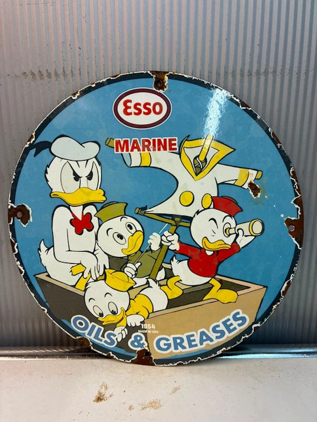 Esso Marine Oils & Greases – reclamebord met zeemannen