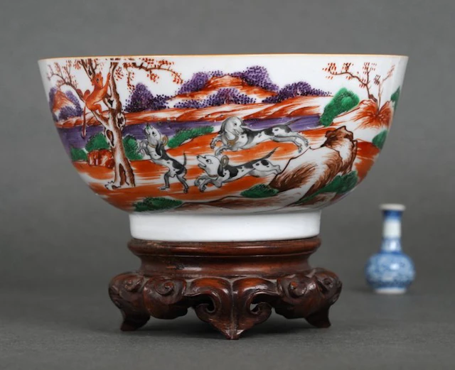 Qianlong (1735-1796) - Bowl - Six Dogs Chasing two Foxes...