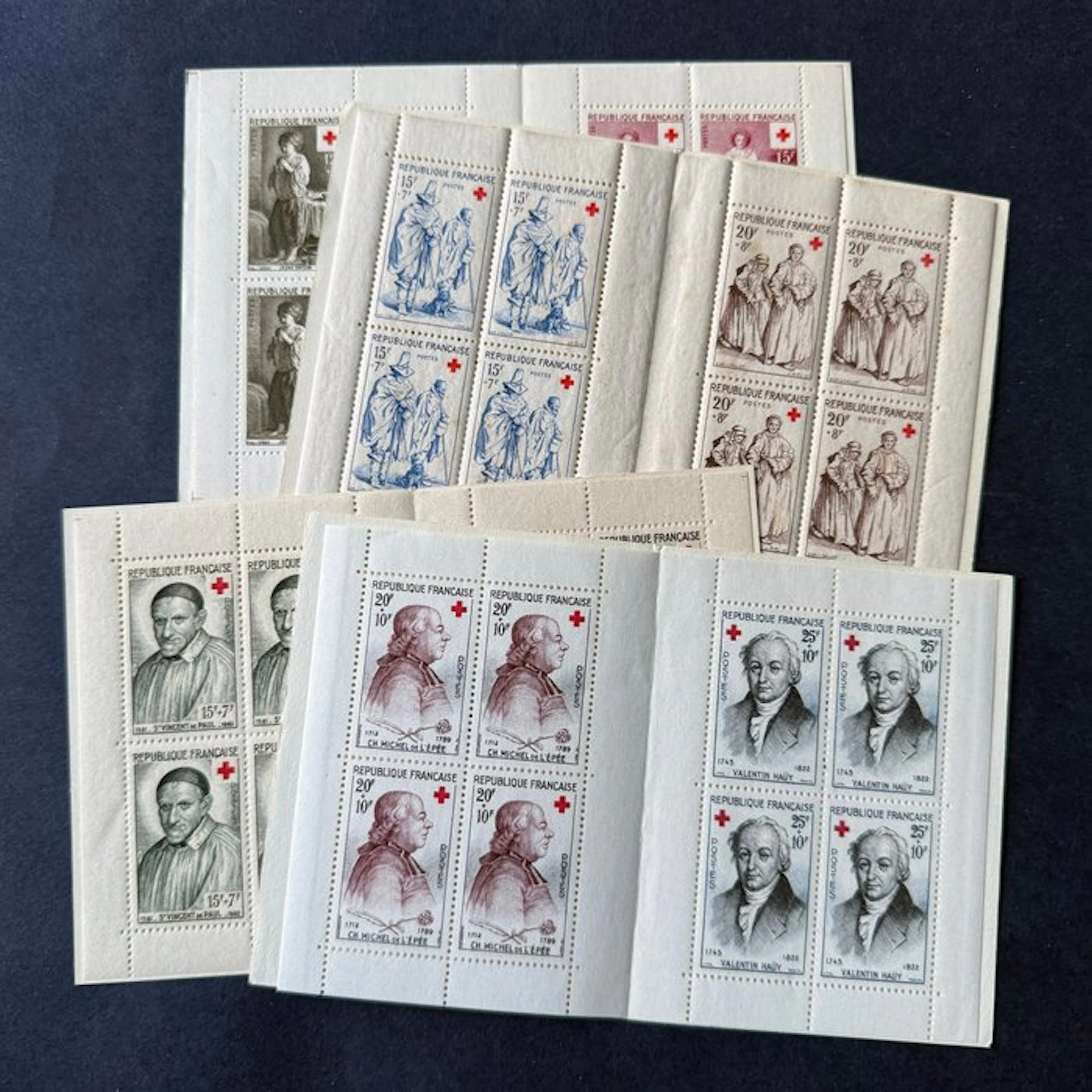France - Red Cross notebooks "1956/1959" in new condition ** without hinge
