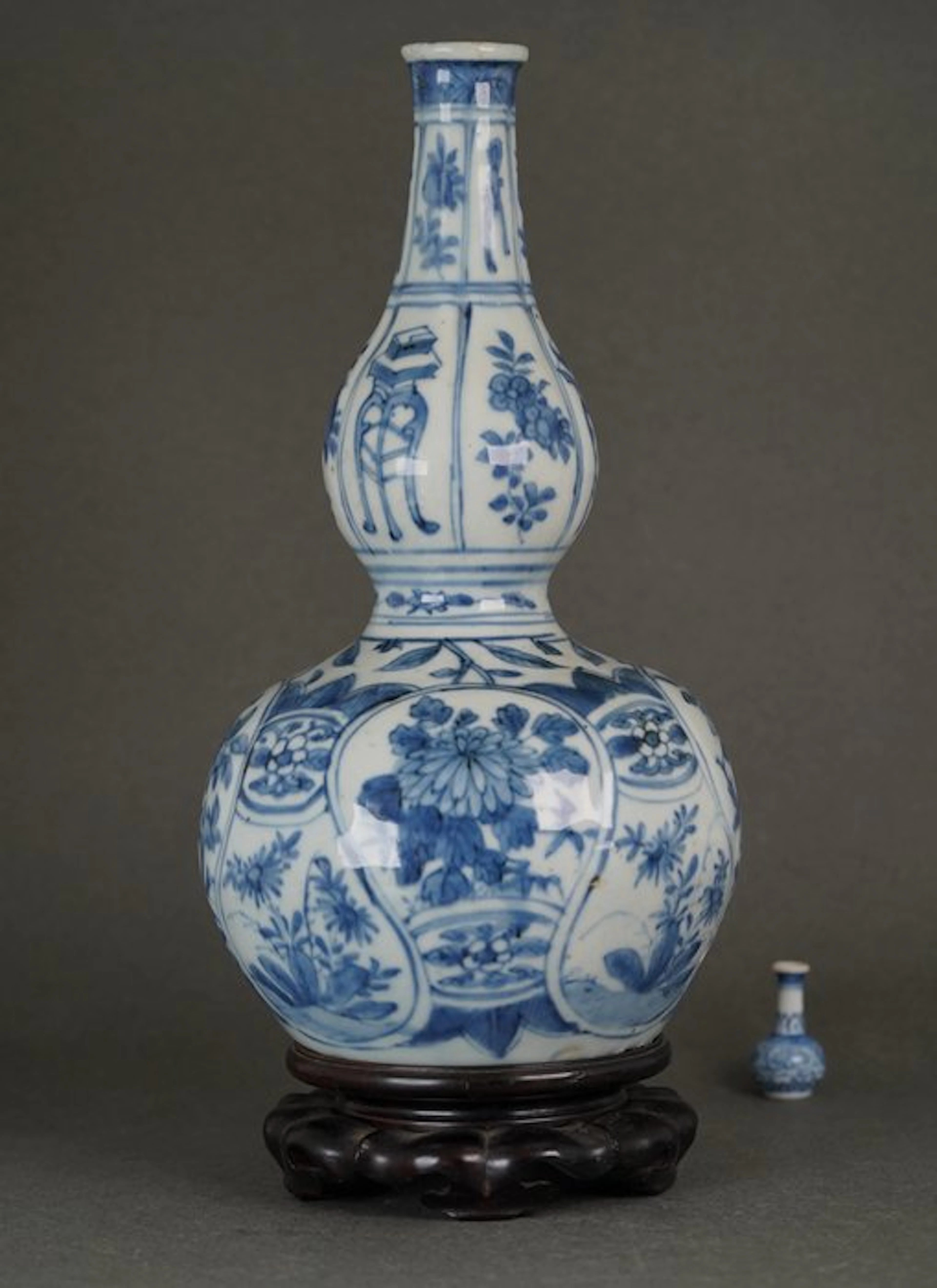 Double gourd vase - Pomegranate Moulded Cartouches with...