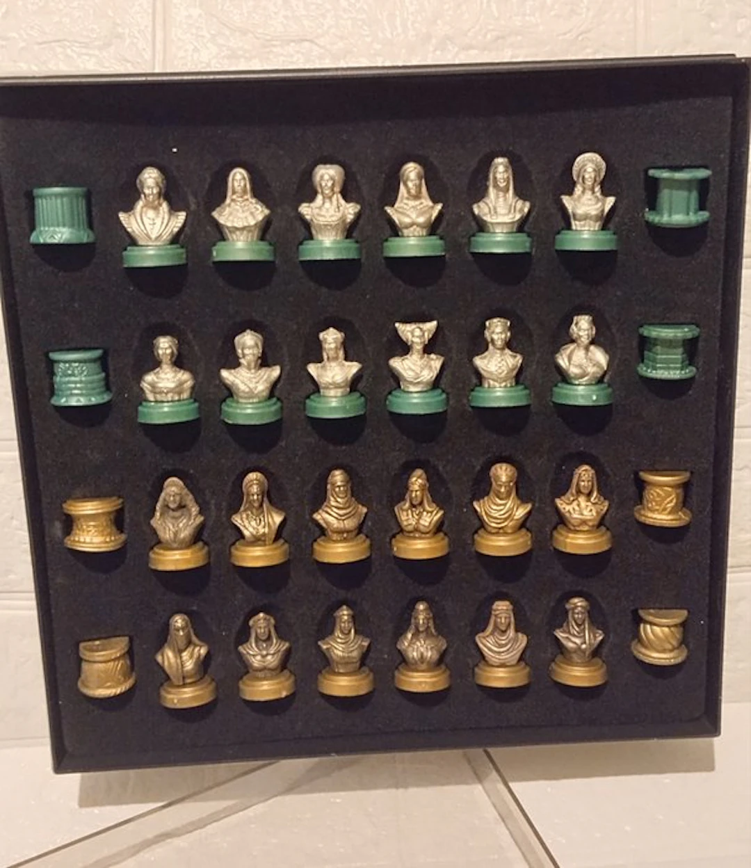 Chess set - ajedrez decorativo de bustos históricos - metal and plastic