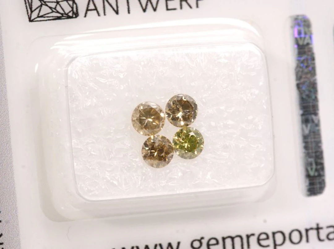 No reserve price - 4 pcs Diamond (Natural coloured)...