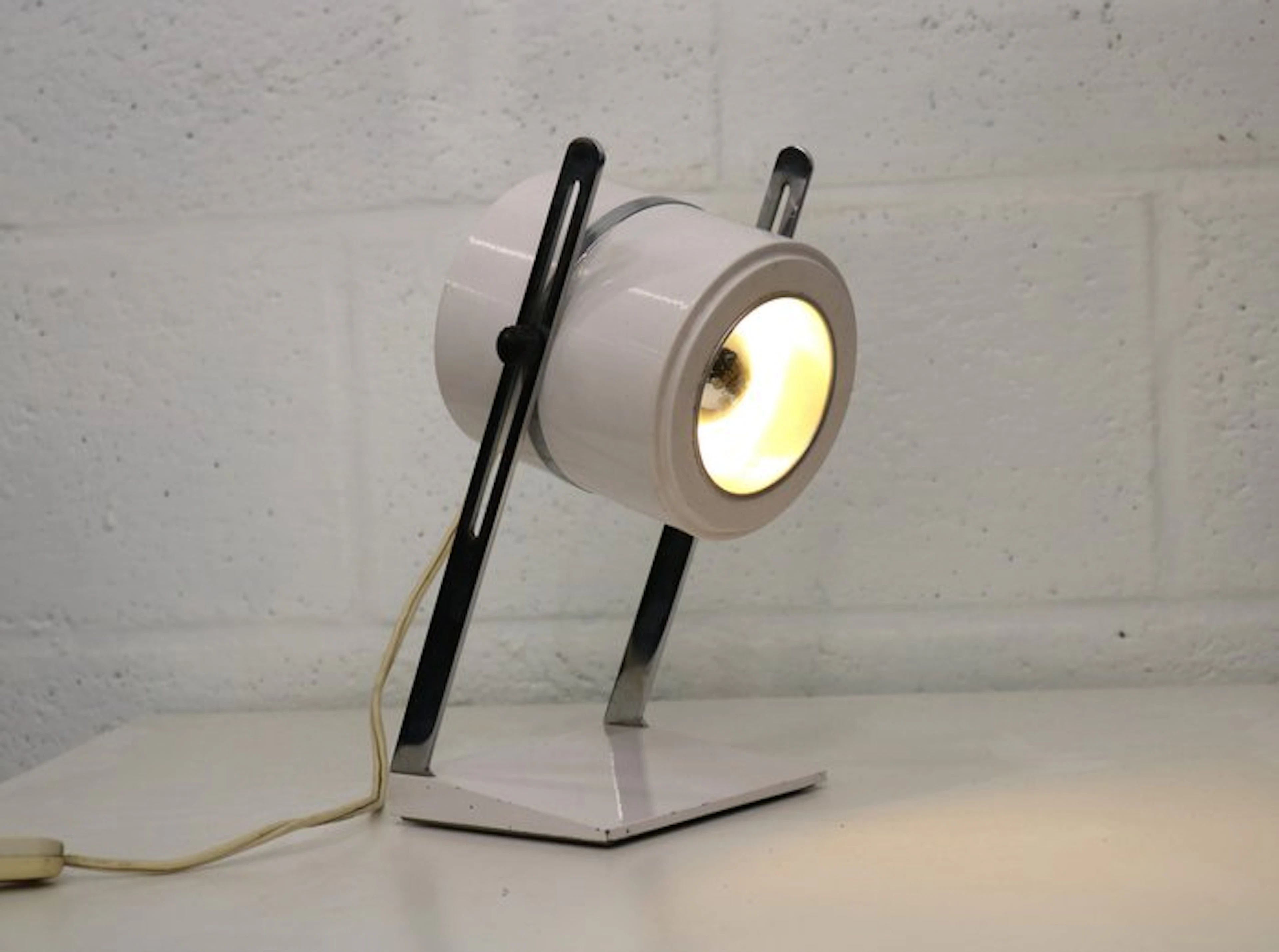 Italiaans design tafellampje - Space Age - Lamp - Metal