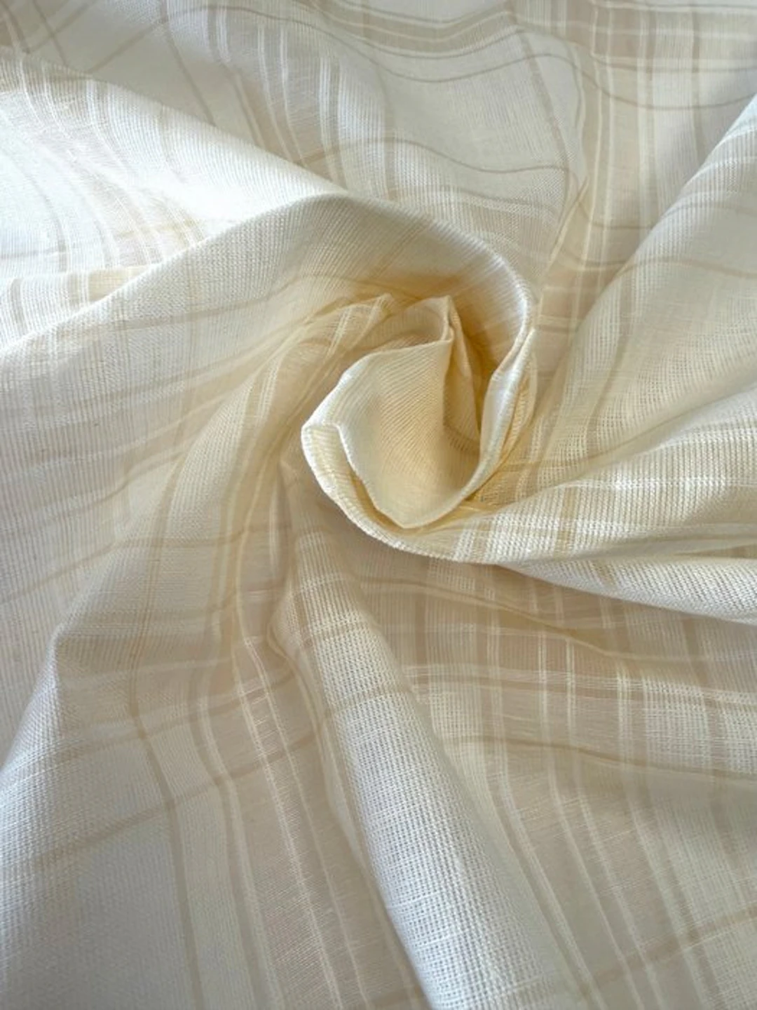 1683★ Lightweight and breathable linen-blend fabric in a regular check pattern