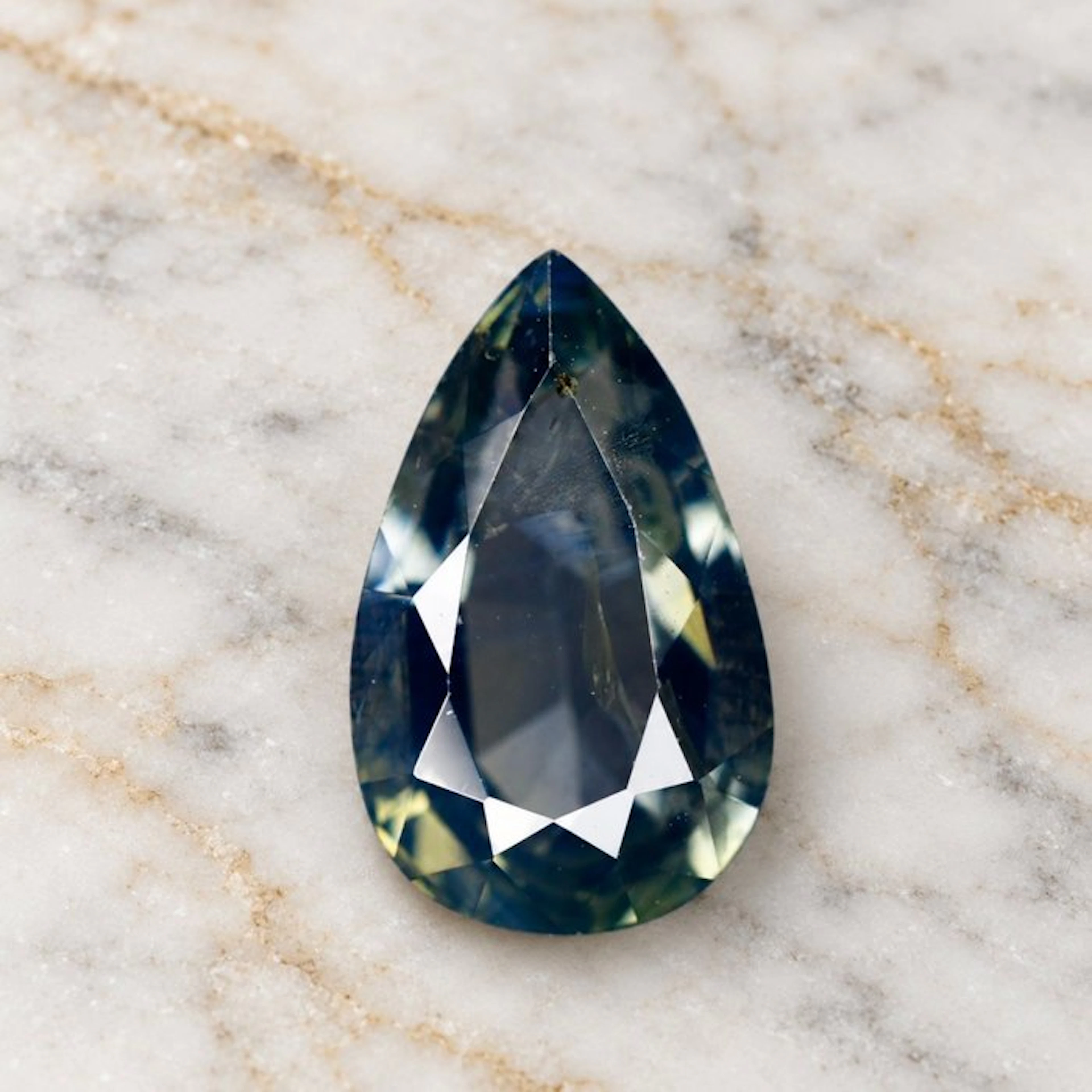 Blue, Green Sapphire - 2.51 ct - International...