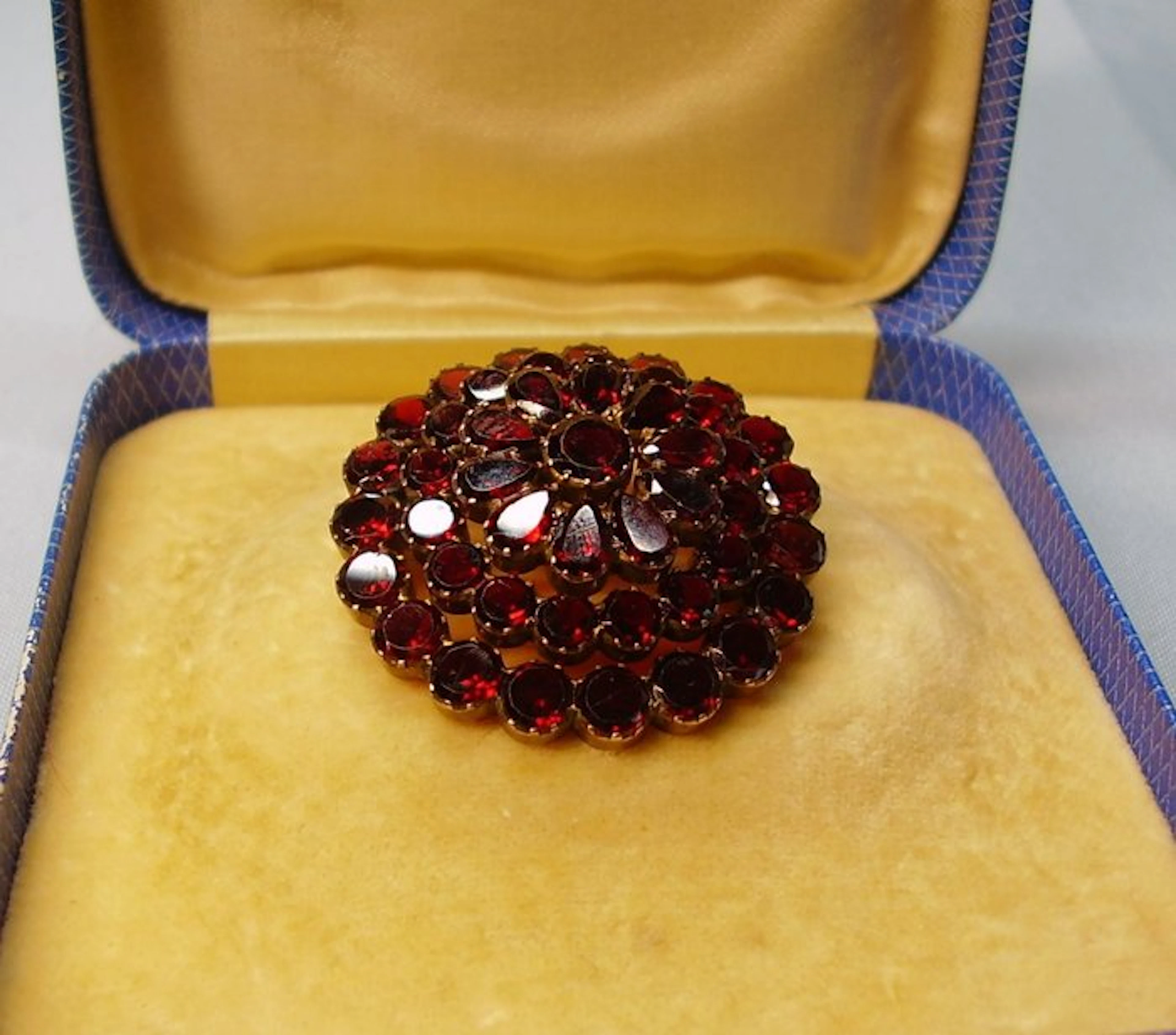 Brooch - 10 kt. Rose gold - 25.00ct. tw. Garnet - böhm.Arbeit 11 kt Gold 1840