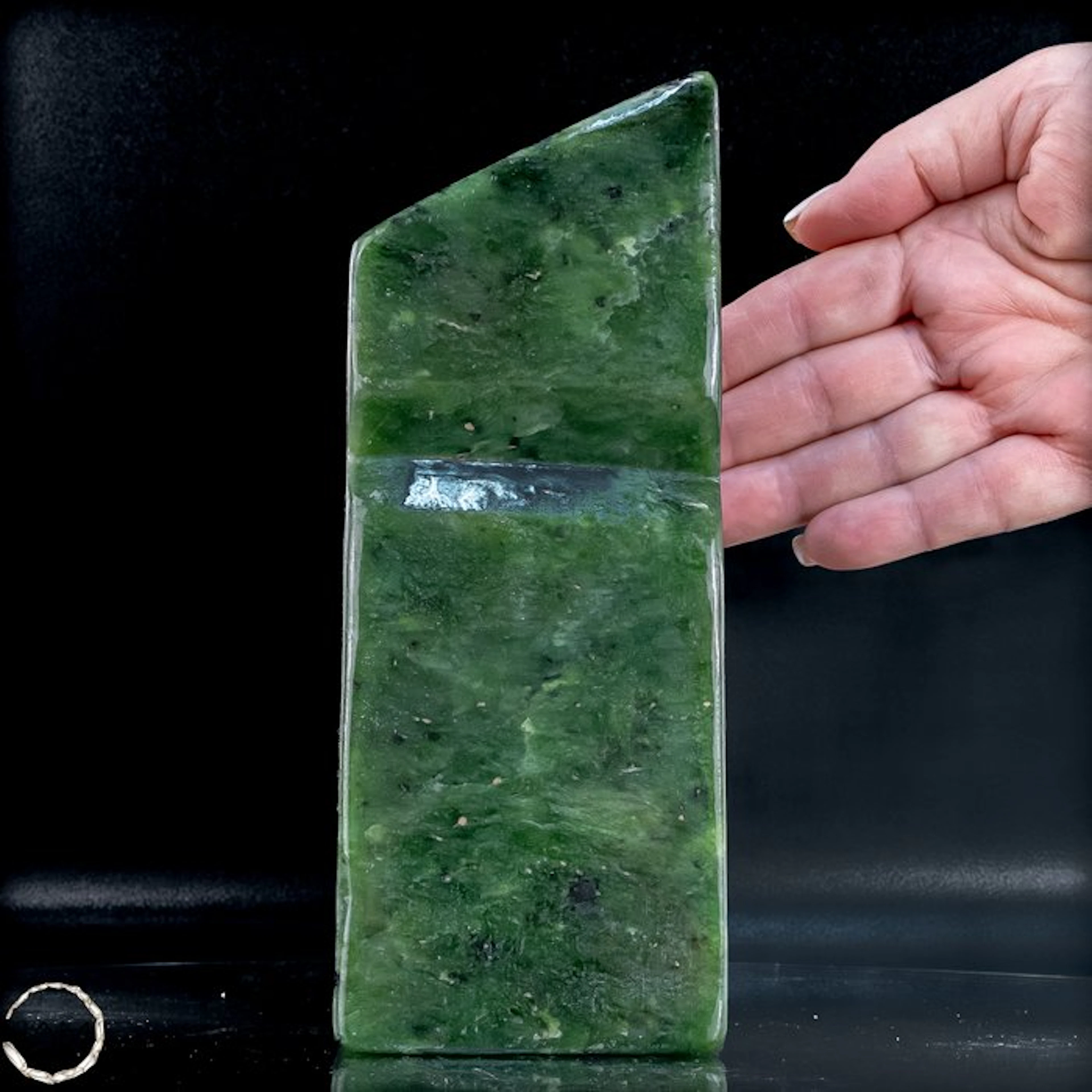 Majestic nephrite jade freeform – Symbol of purity and strength.- 1382.45 g