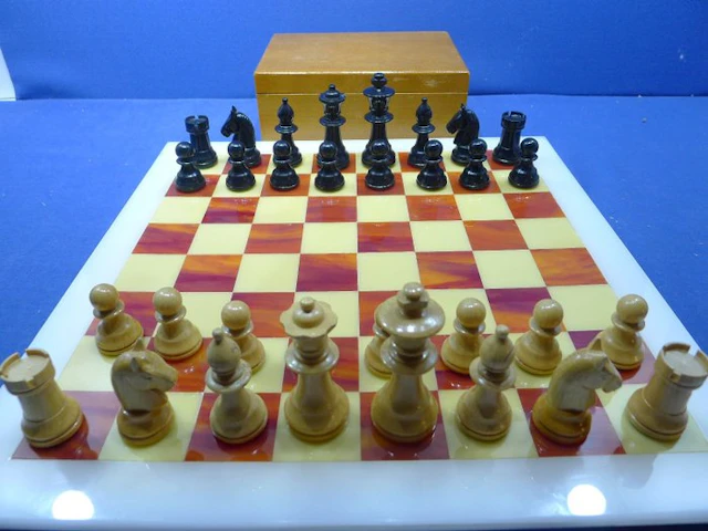 Jeu d'échecs en bois vitrifié échiquier composite 33 cm...