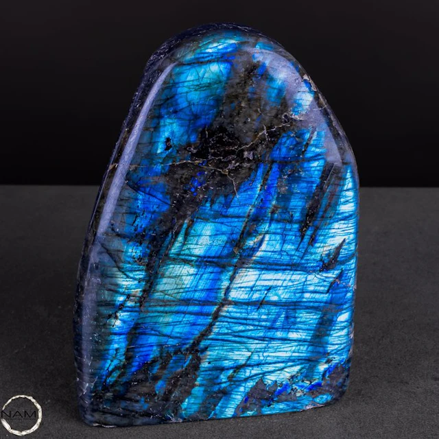 Natural labradorite from Madagascar – Nature's shimmering...