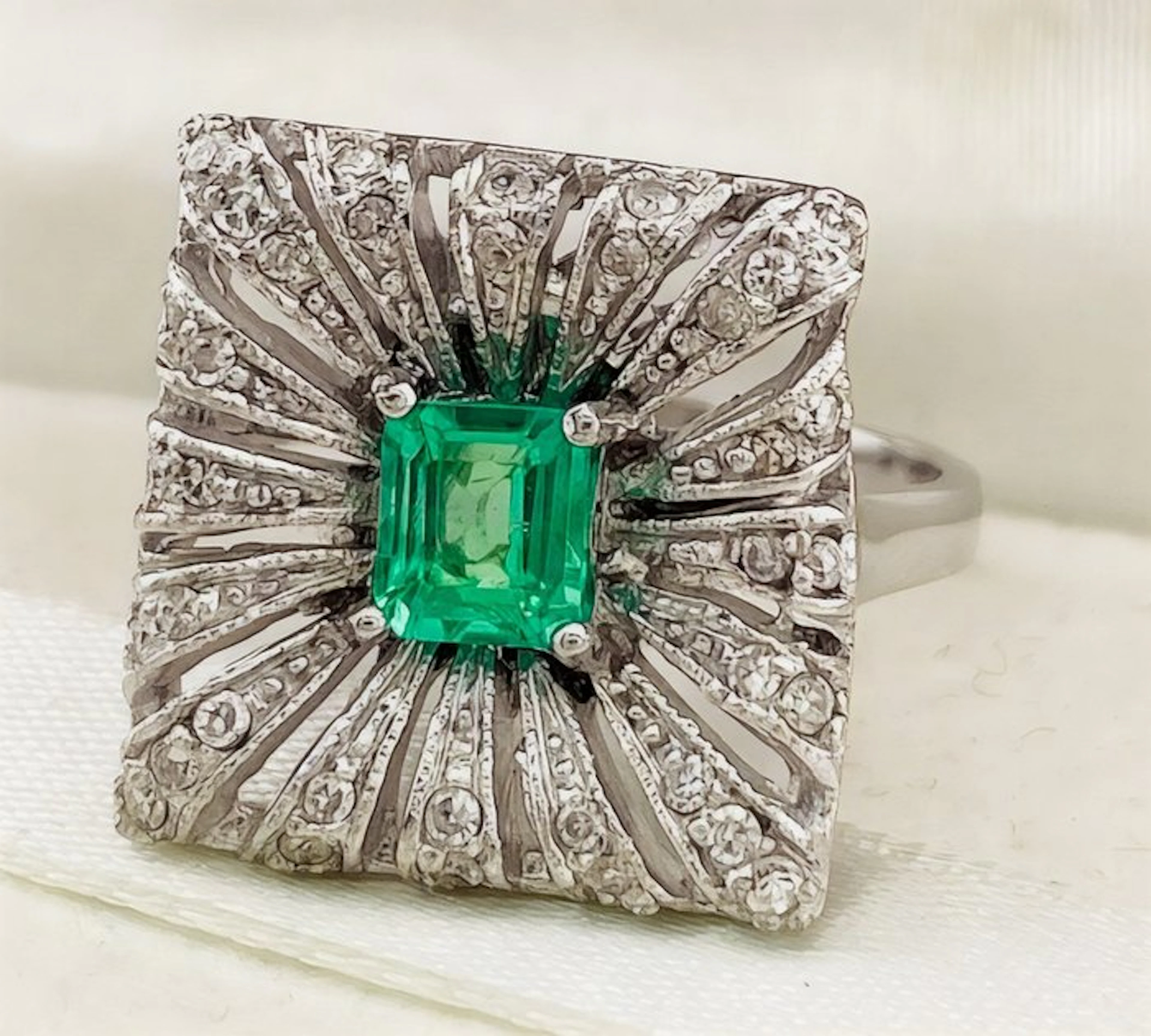 Ring - 14 kt. White gold Emerald - Diamond