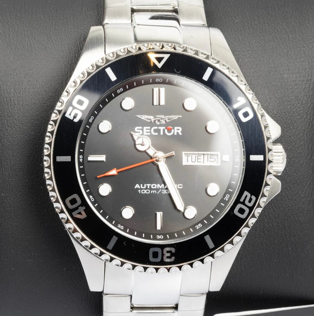 Sector - 230 - Automatic - Day & Date - 100 m - 43 mm...