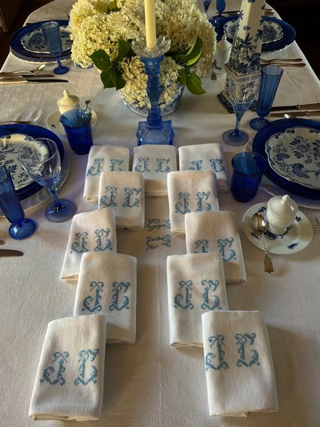 Set of table linen with 11 napkins with initials J.L