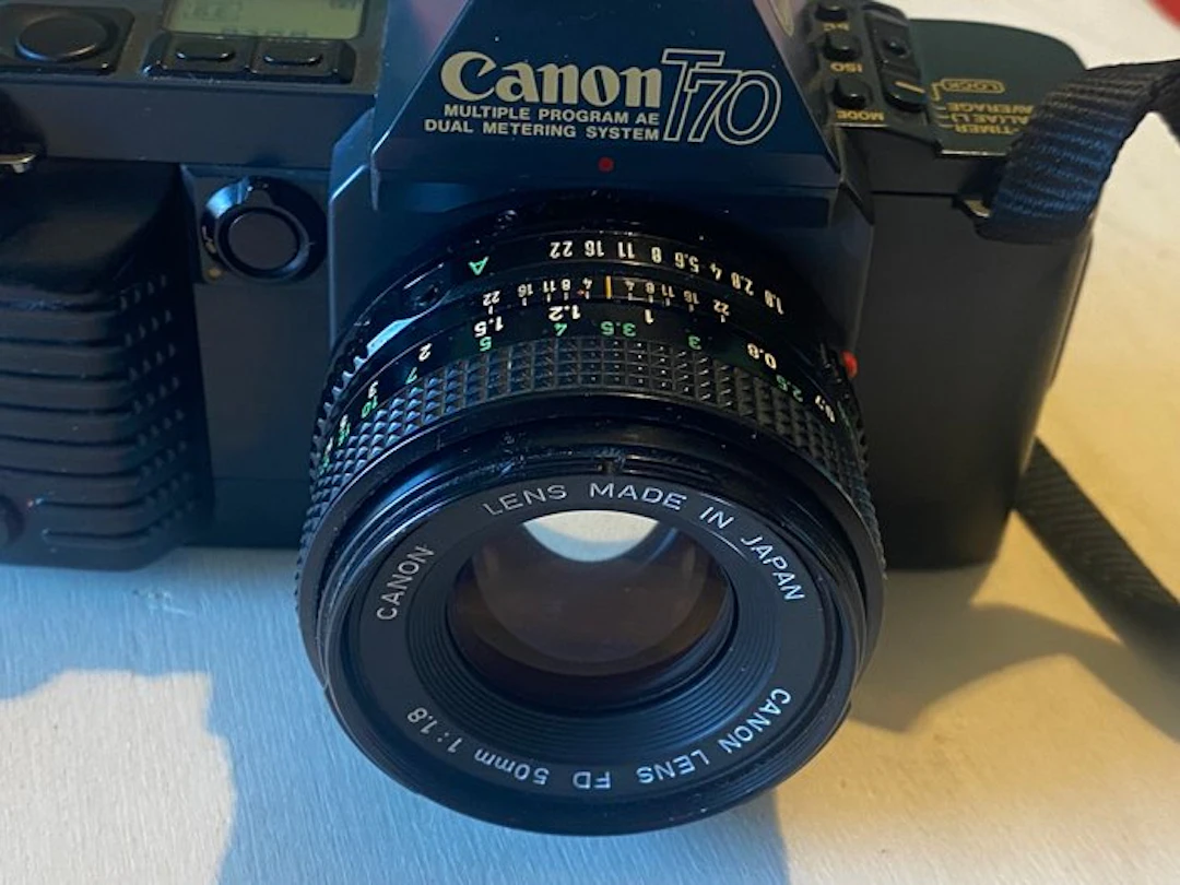 Canon T70 + FD 50mm f 1,8 Single lens reflex camera (SLR)