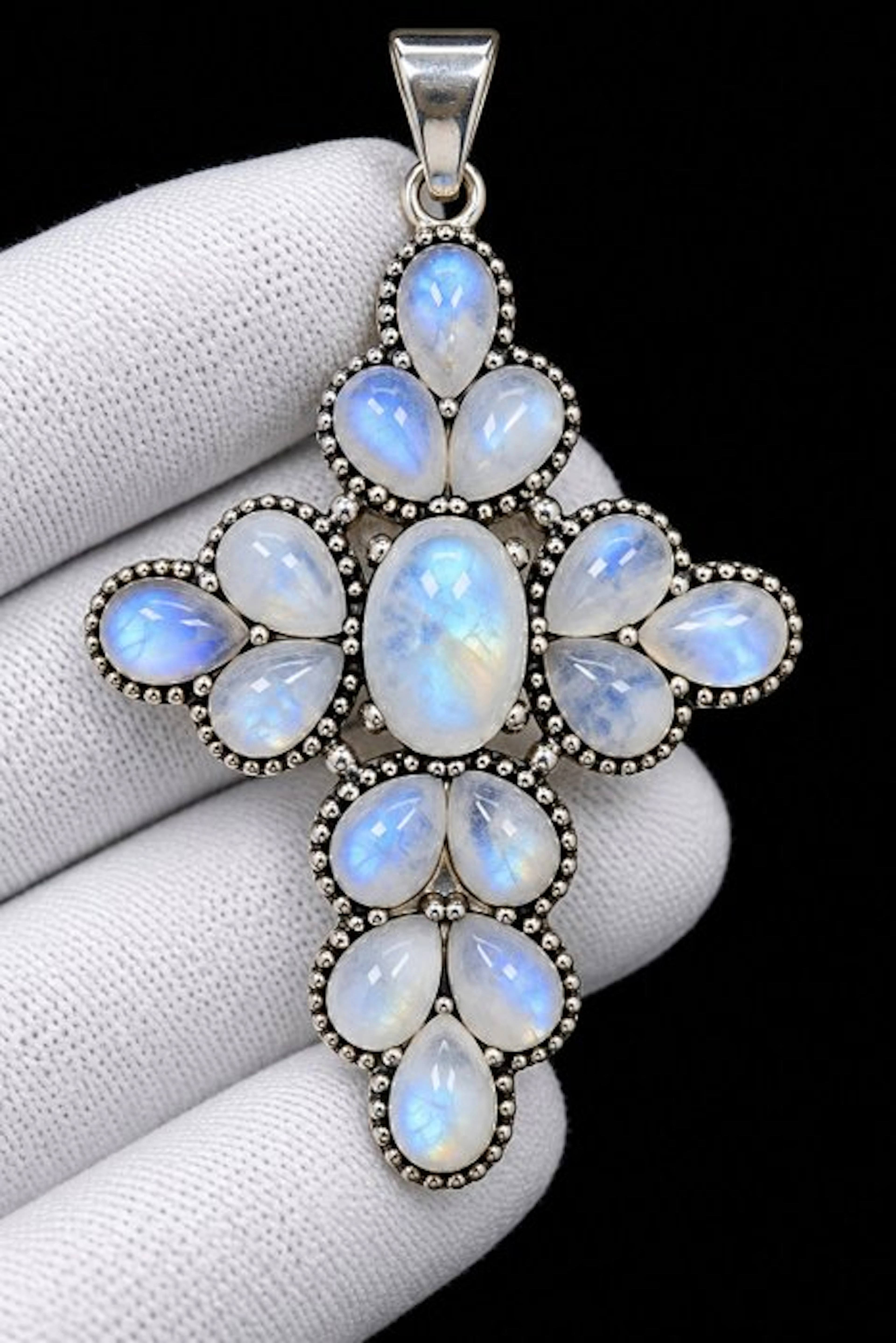 Exquisite flower pendant in natural Moonstone of first...
