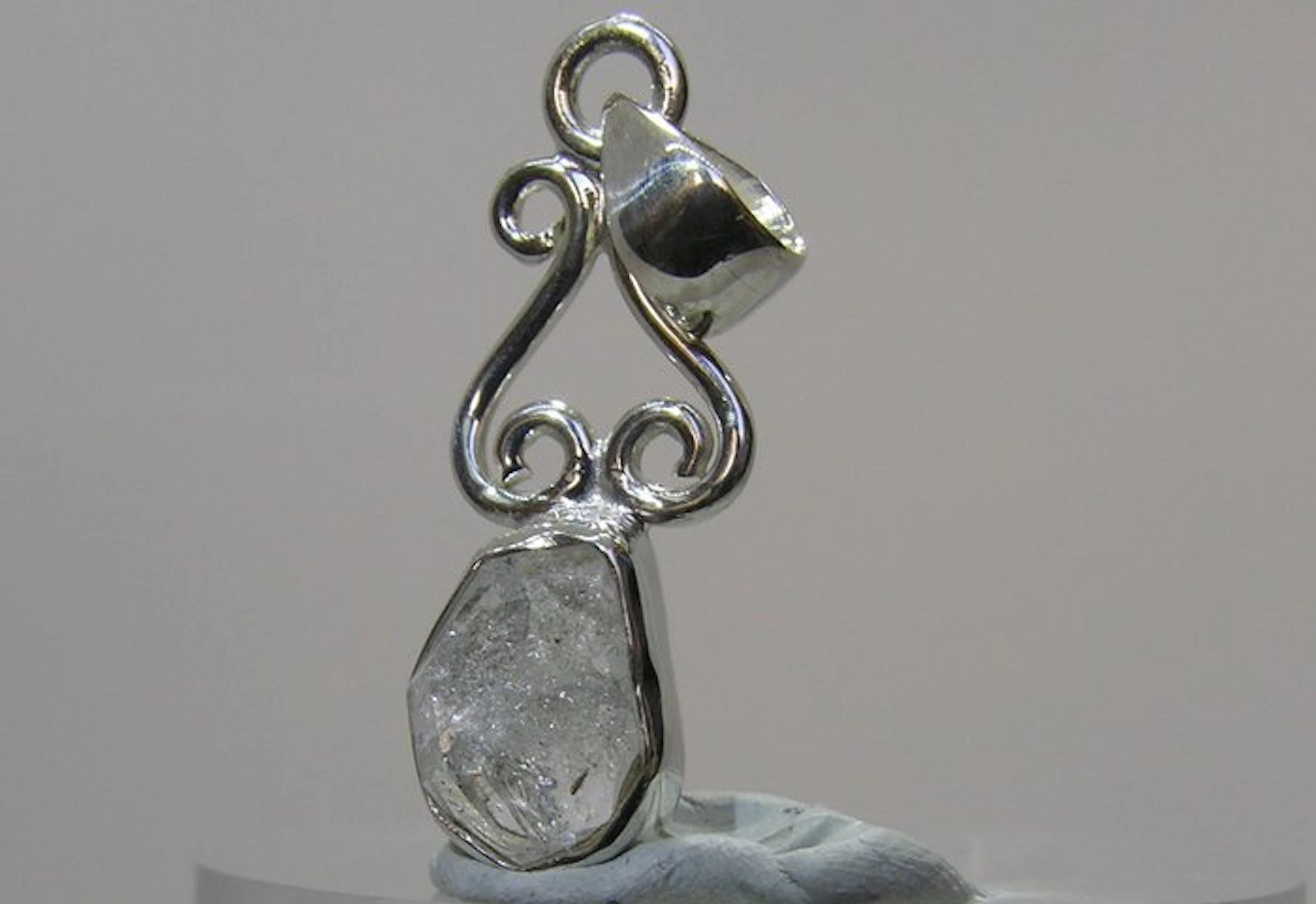 White Herkimer Diamond Pendant - Height: 33 mm - Width: 10 mm- 2.2 g - (1)