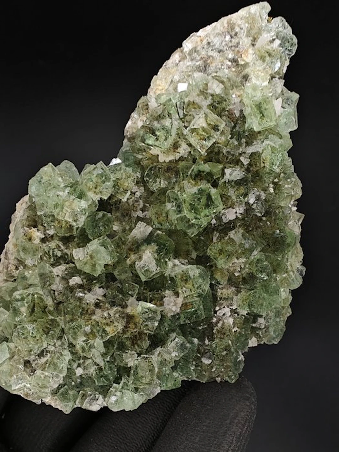 Fluorite Crystals on matrix - Height: 8 cm - Width: 9 cm- 234 g