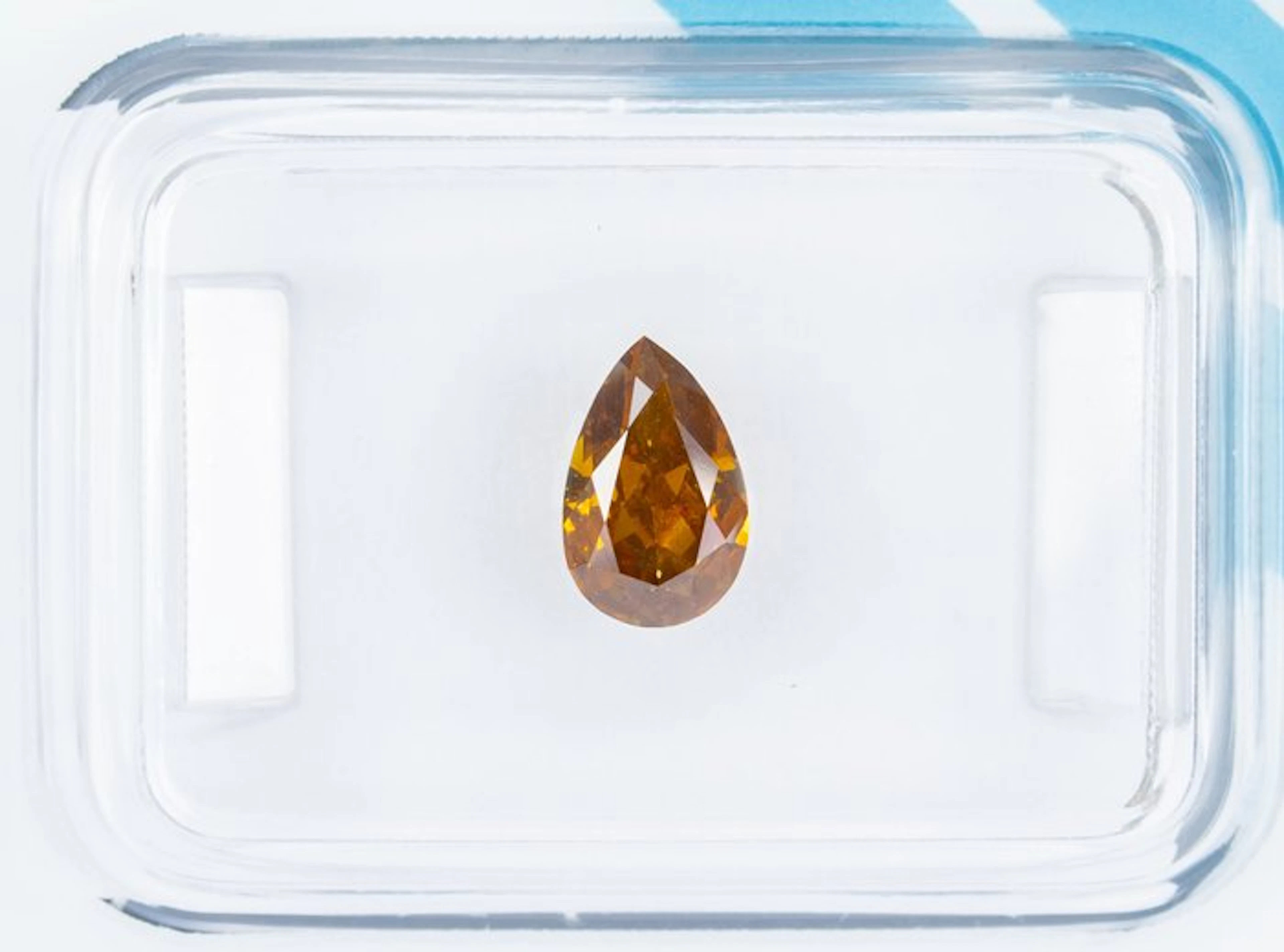 No reserve price - 1 pcs Diamond (Natural coloured)...