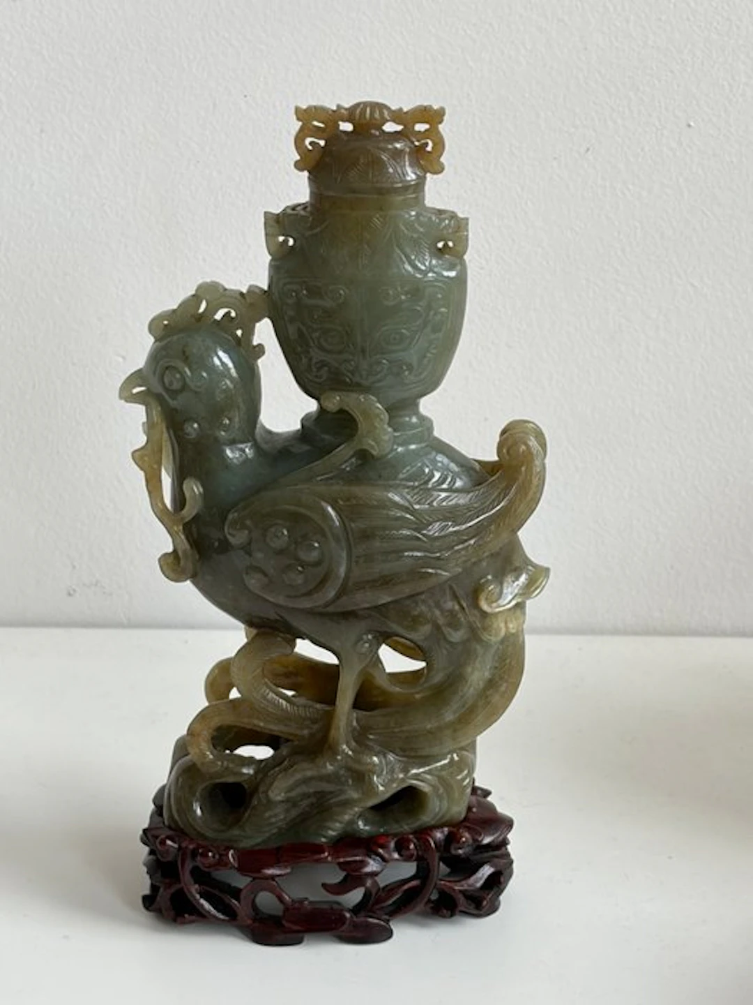 A green and russet jade phoenix vase - Qing Dynasty (1644-1911)