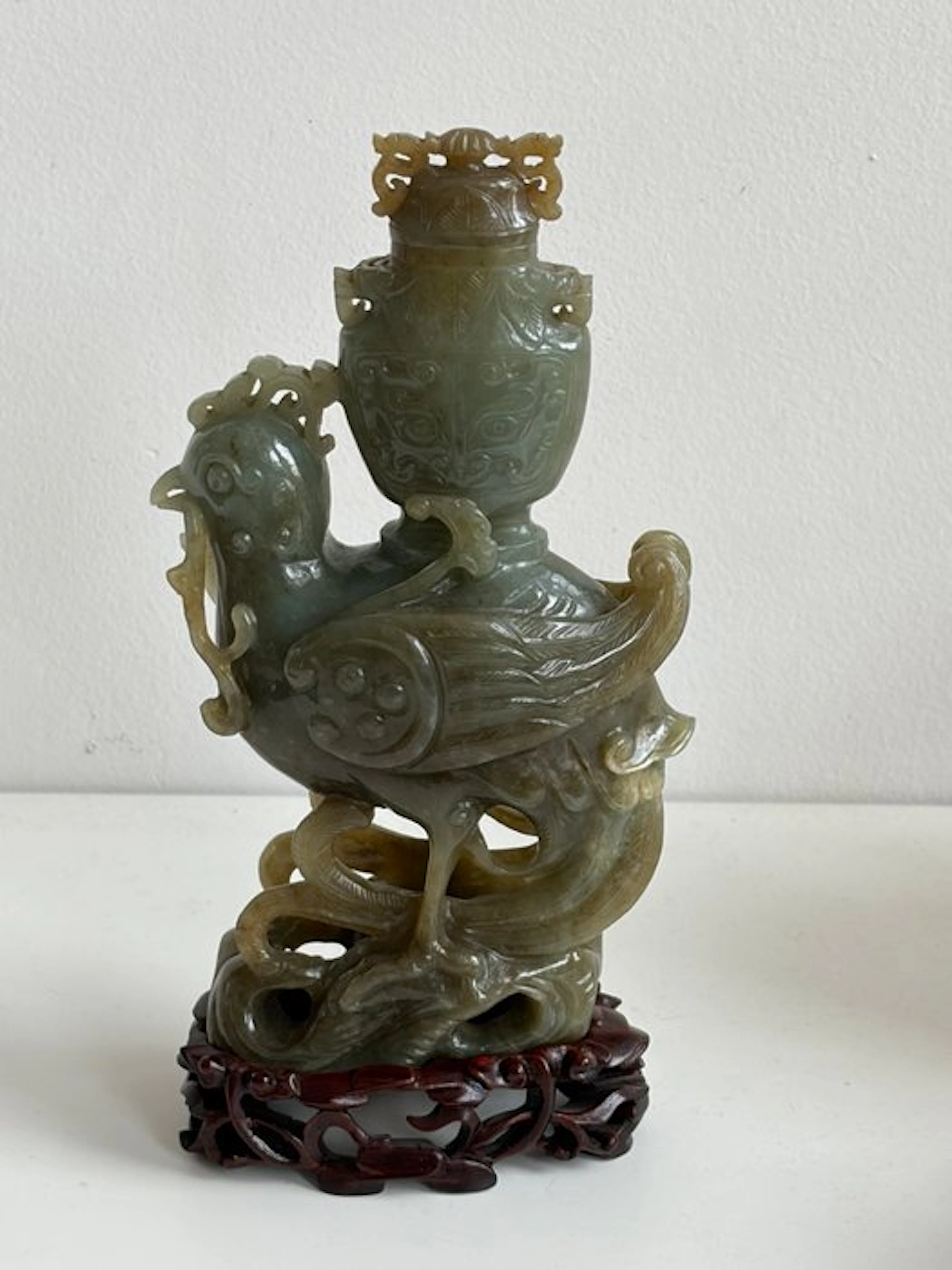 A green and russet jade phoenix vase - Qing Dynasty (1644-1911)