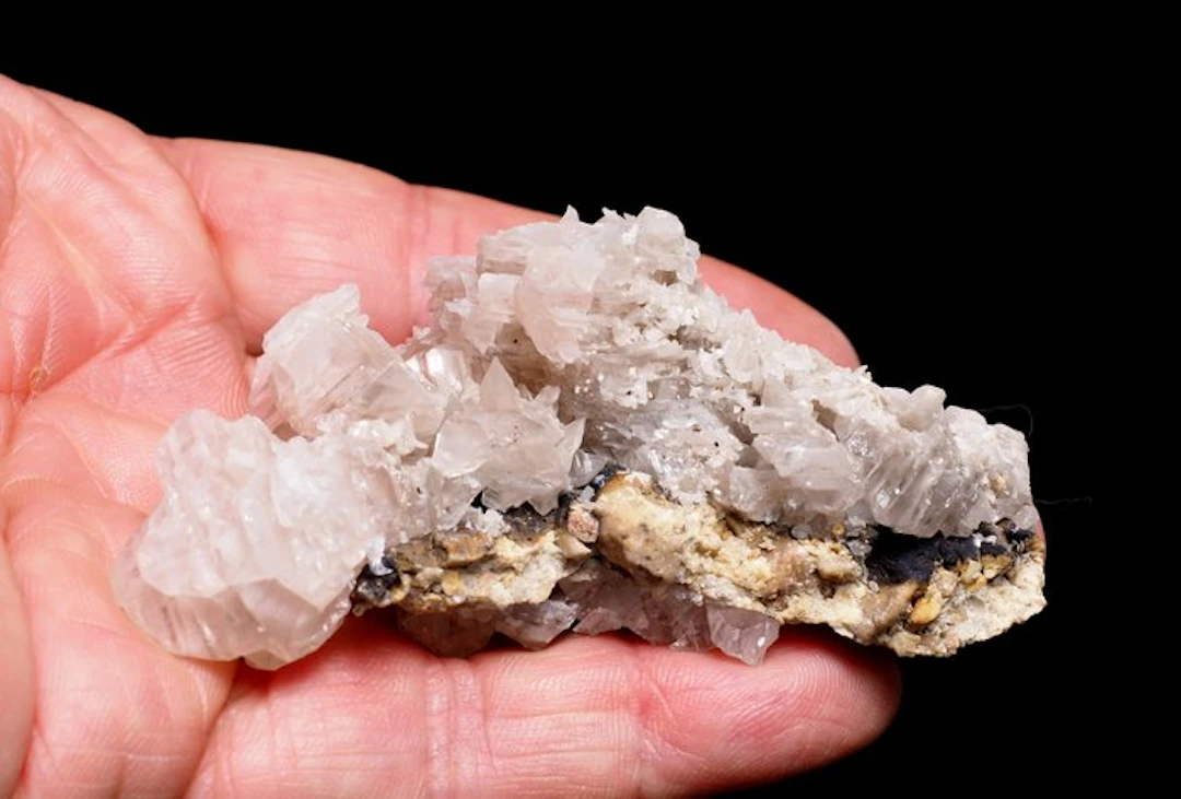 Cerussite Crystal cluster - Height: 8 cm - Width: 4.5 cm- 120 g
