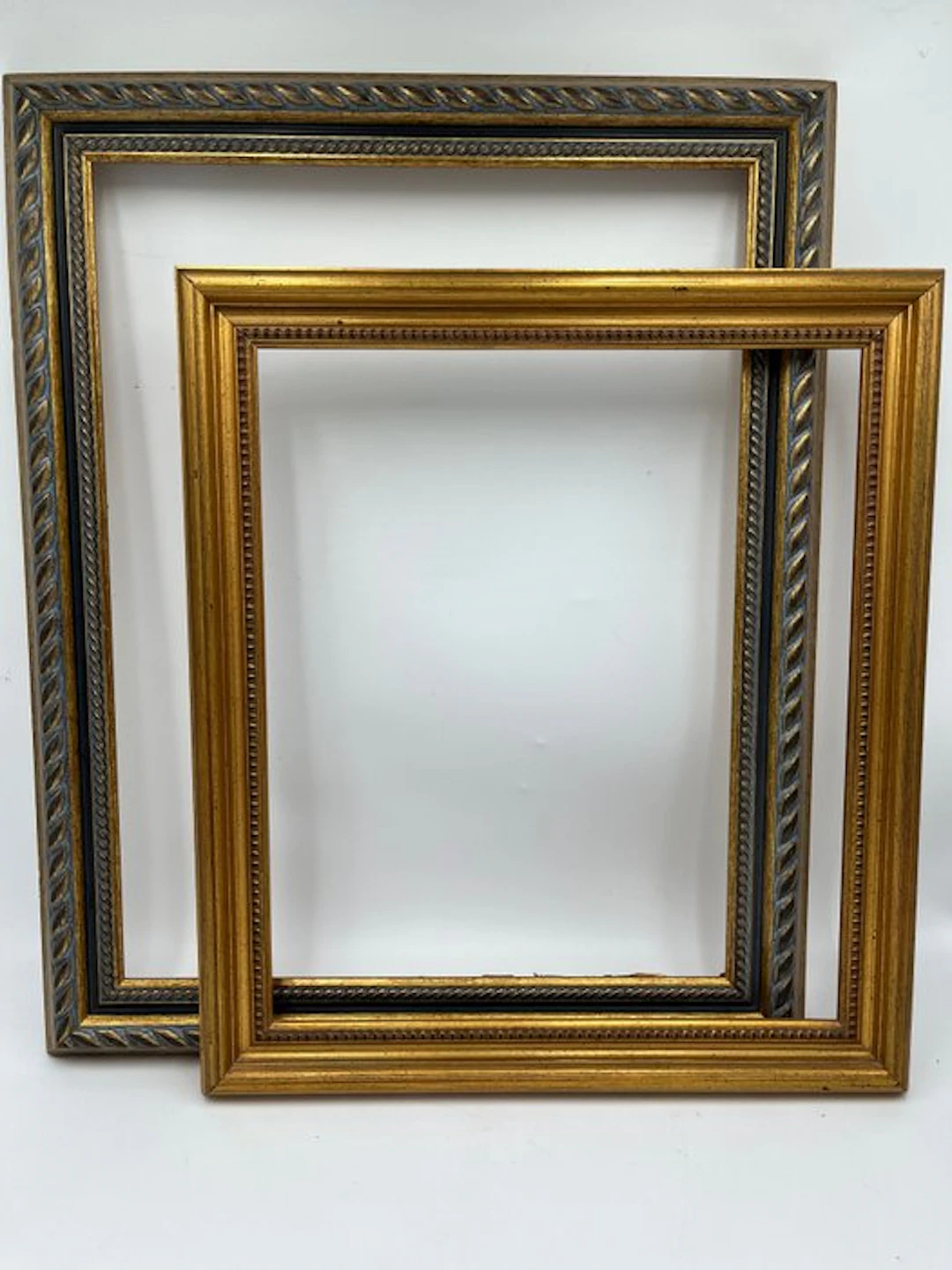 Frame (2) - Wood - A pair of golden frames.
