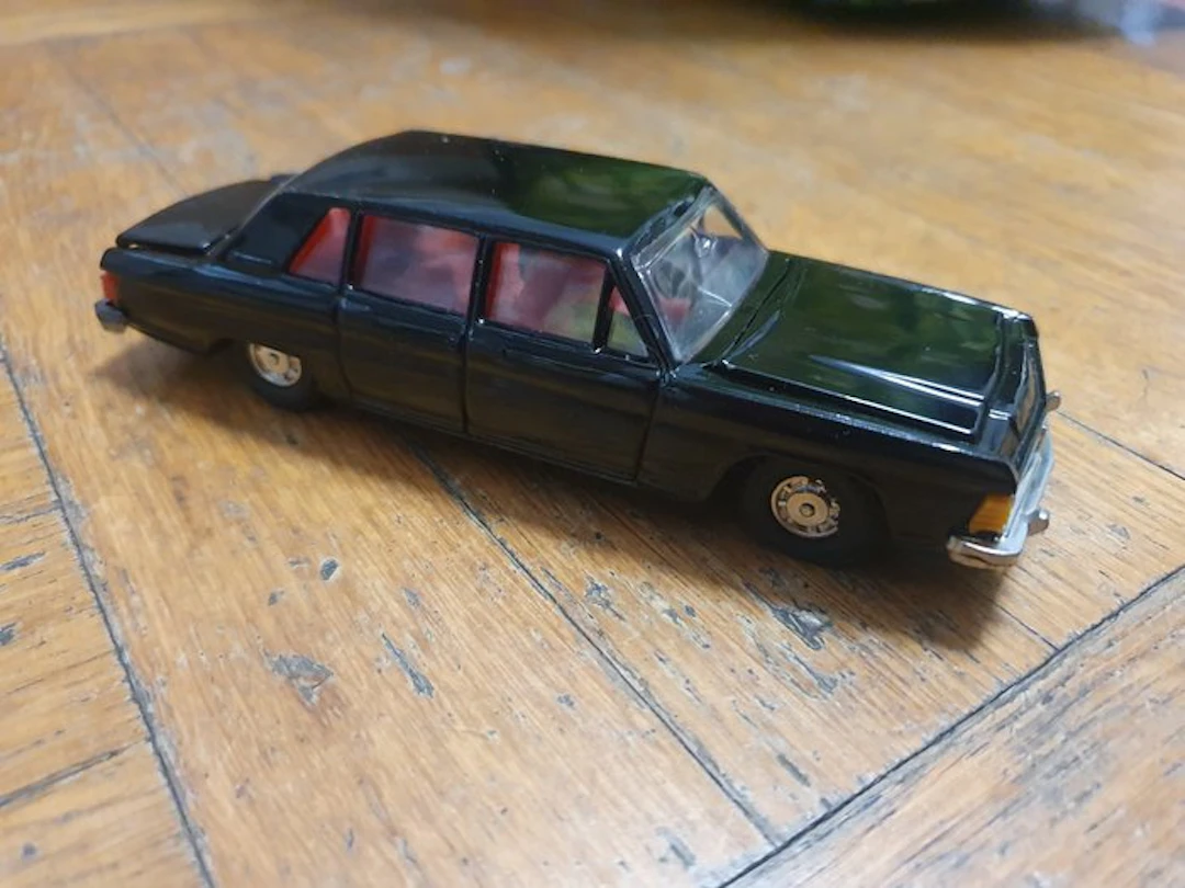 Prodotto in URSS 1:43 - Model sedan - GAZ-14 Chaika
