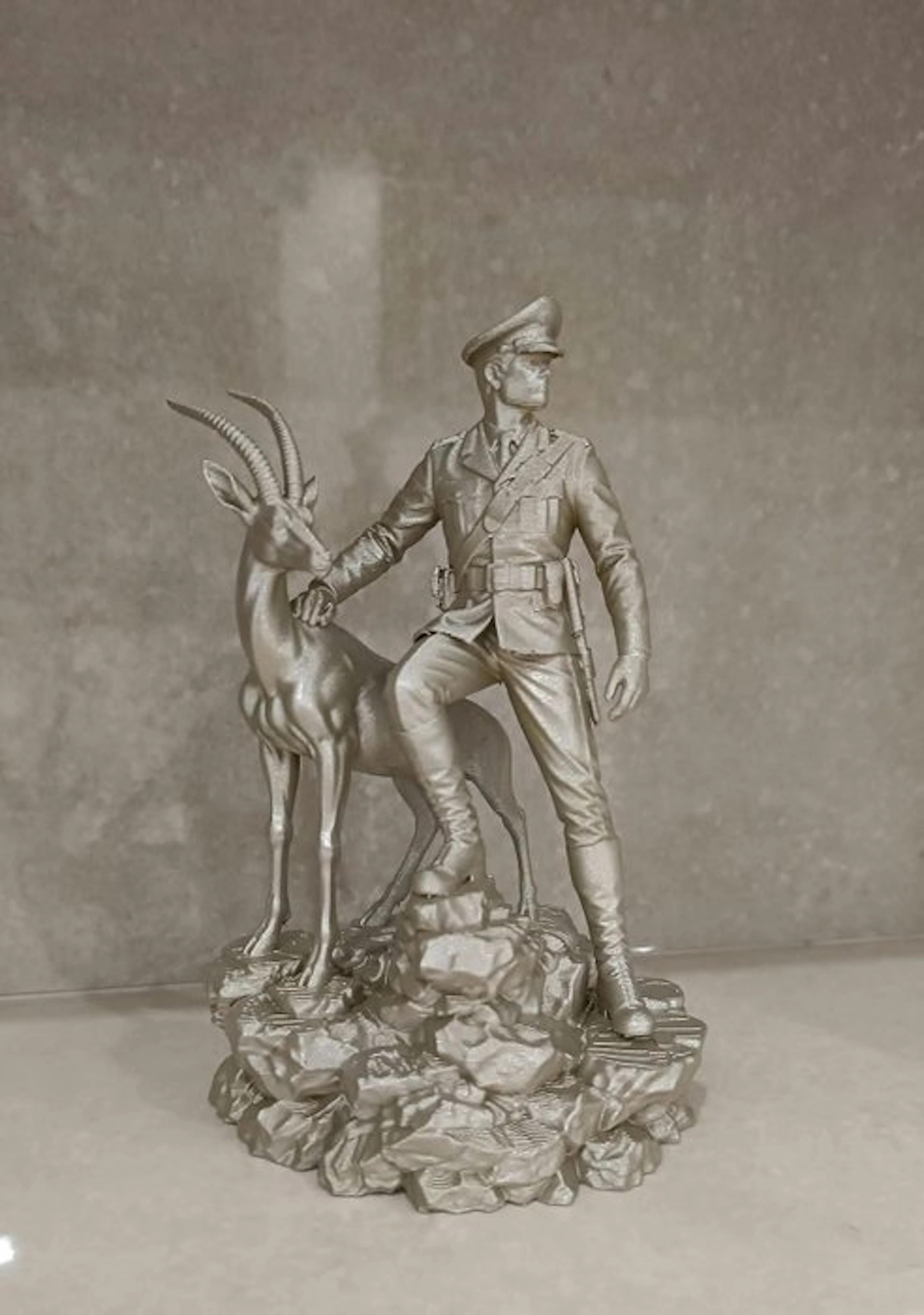 Sculpture, Carabiniere con gazzella – Omaggio all’Arma - 20 cm - PETG