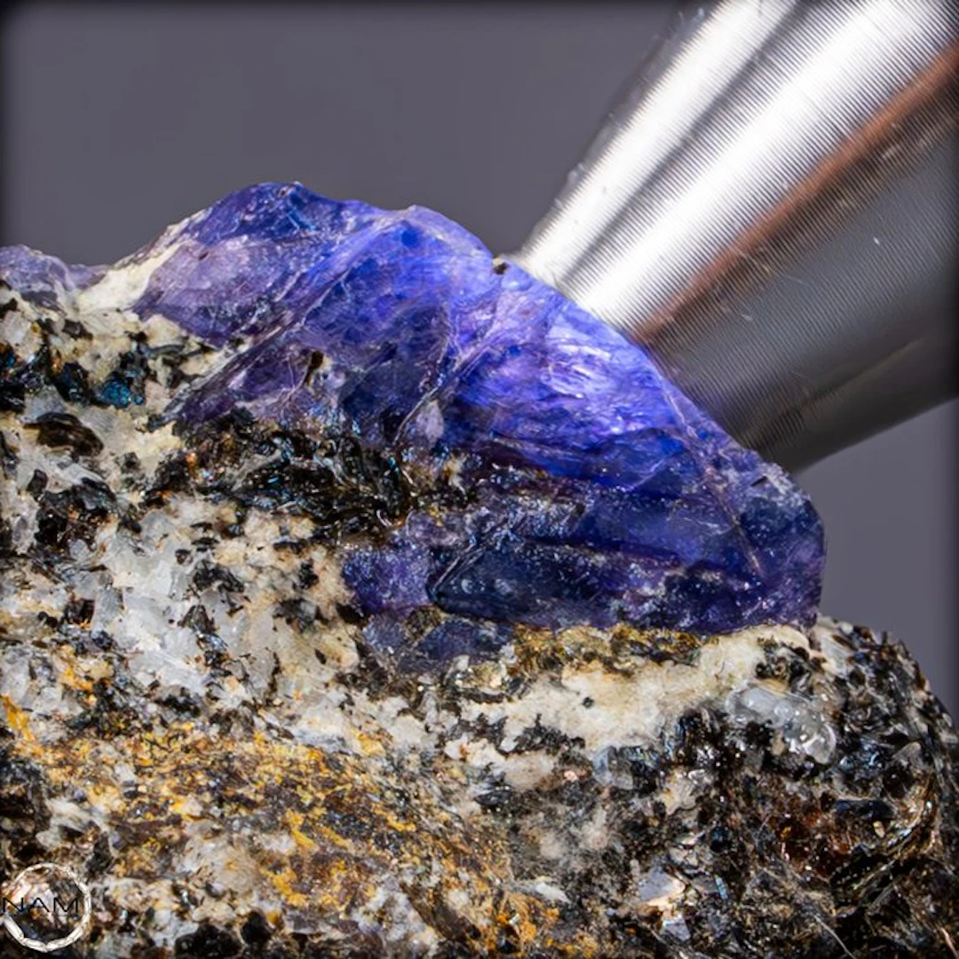 Natural sapphire – Rough crystals on matrix - 288.05 ct- 57.61 g