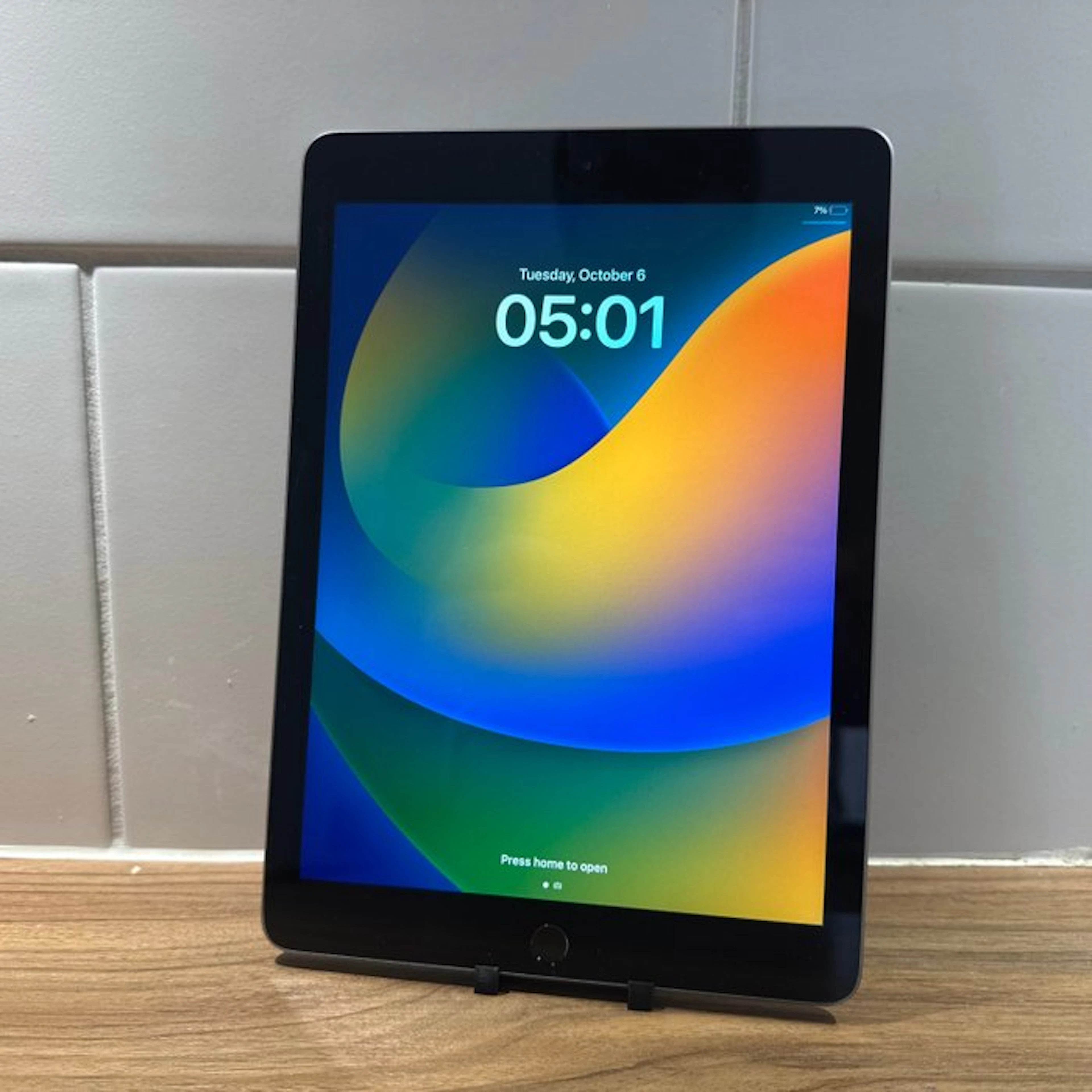 Apple iPad (5th Generation) 128GB Wifi - Mobile phone
