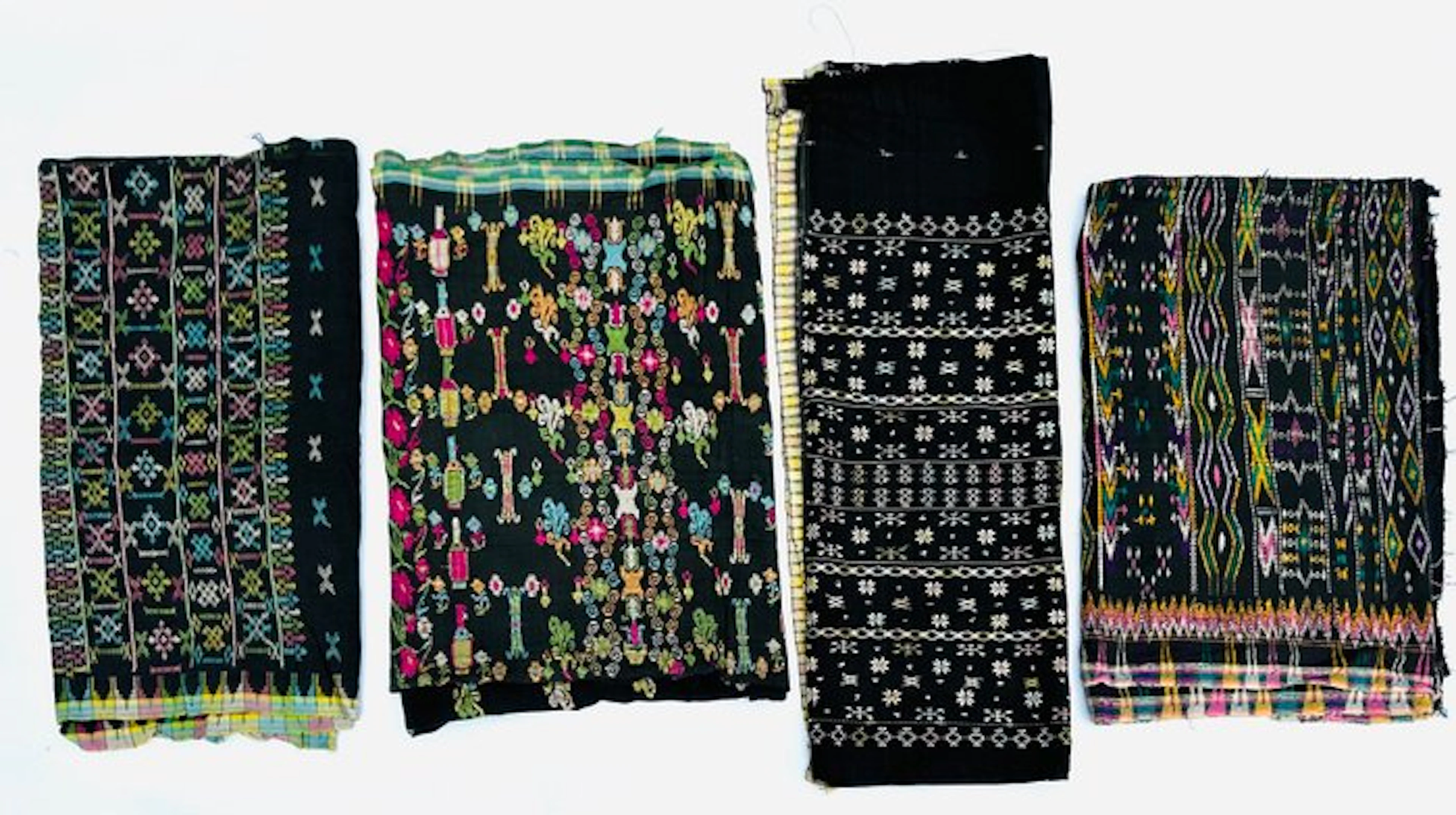 1 sarong and 3 towels - Sarong - Manggarai-Flores - Indonesia (No