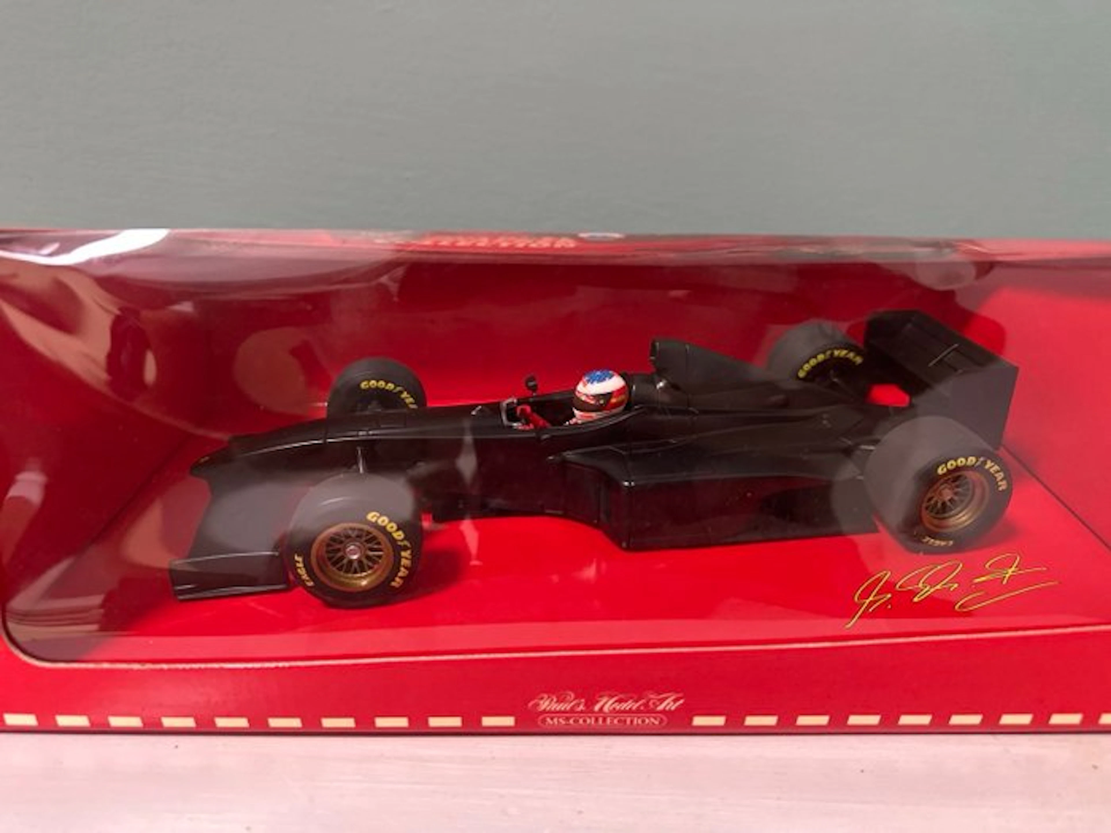 Pauls Model Art 1:18 - Model car - Ferrari F300 Fiorano Test Version 1998