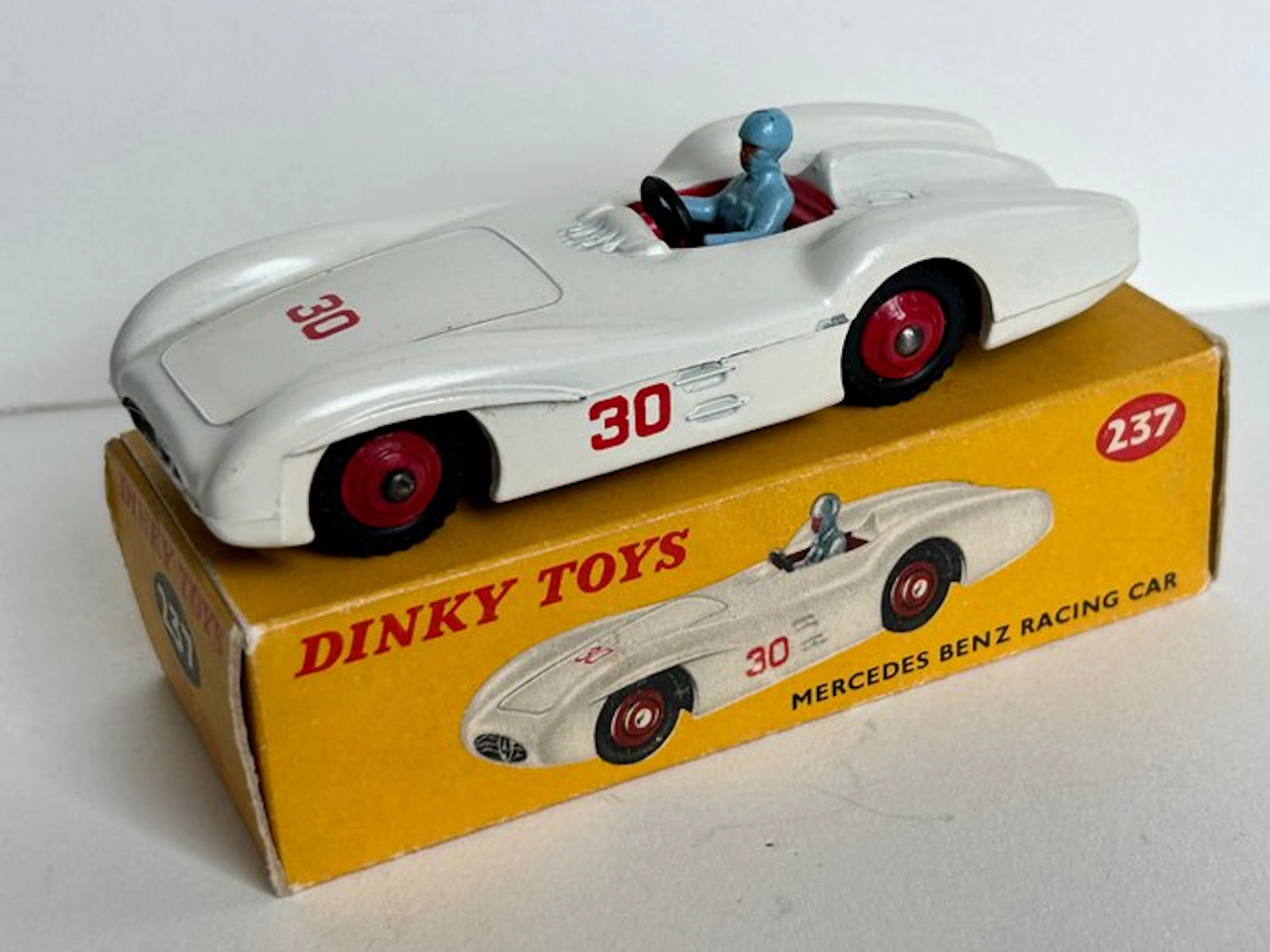 Dinky Toys 1:43 - Model car - Mercedes Benz Racing Car No 237 - Mint in Box