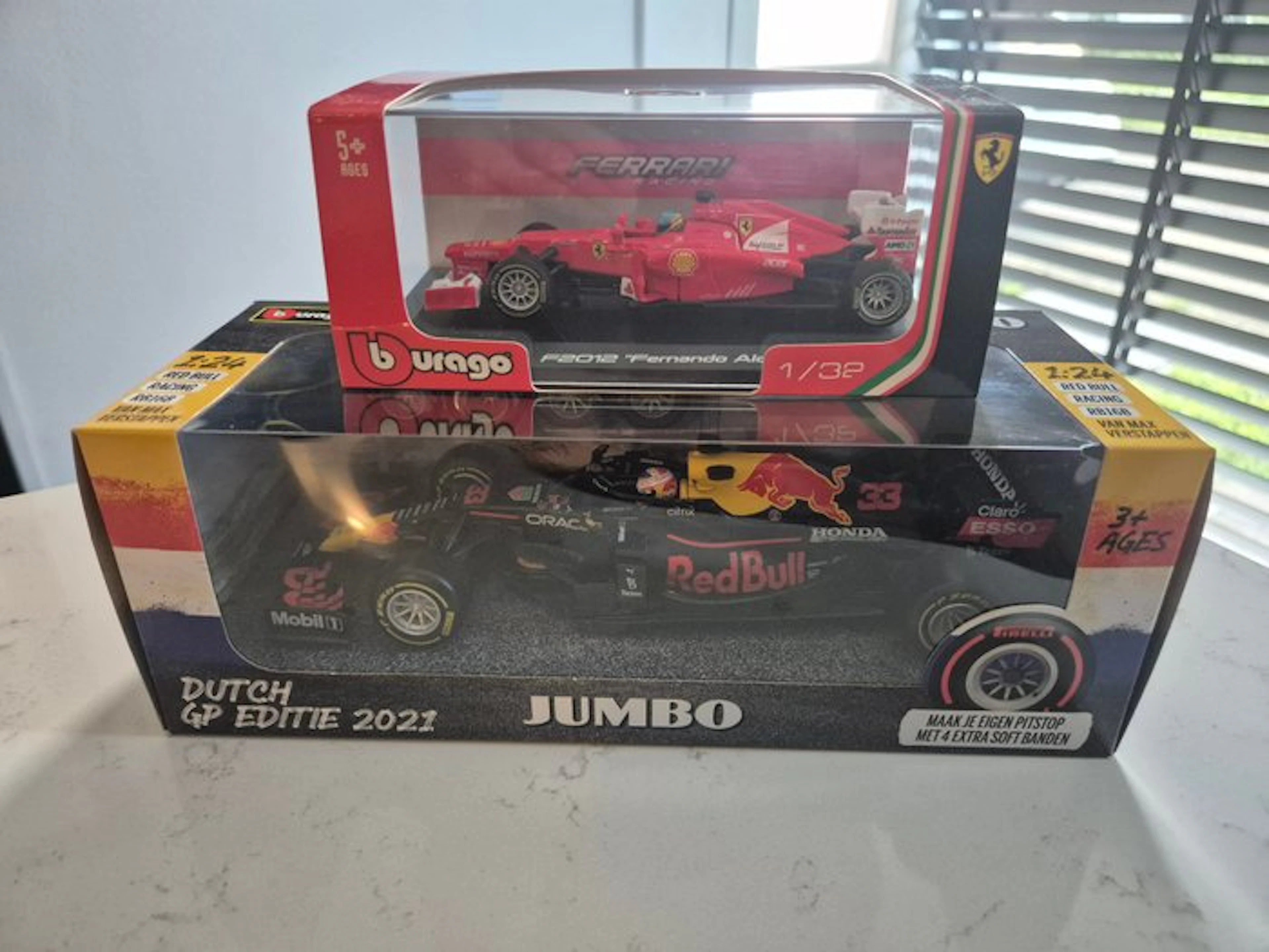 Bburago 1:32 - Model race car - Ferrari / Red bull racing...