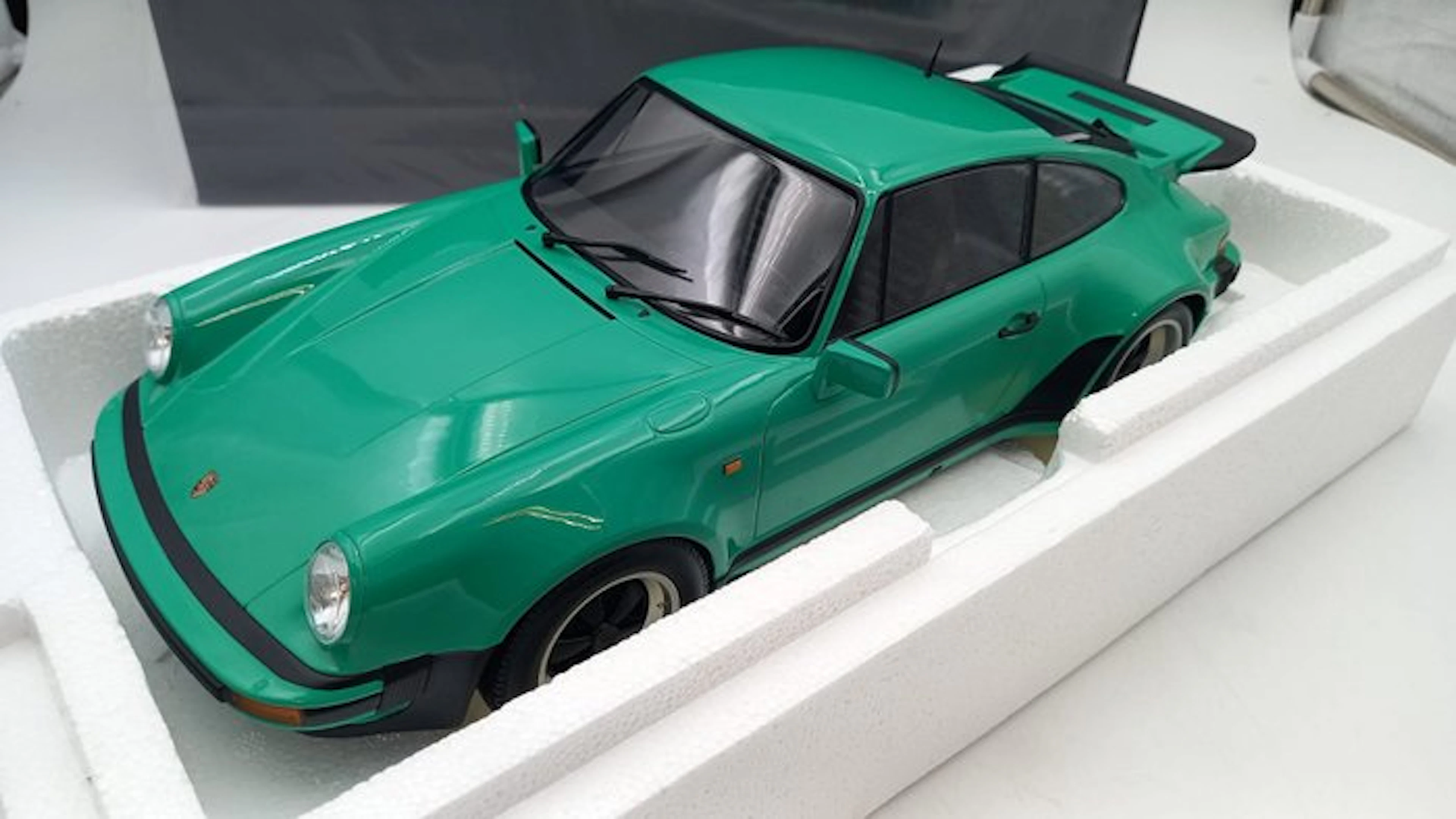 MiniChamps 1:18 - Model car - Porsche 911 turbo 1977 - (cod.H3)