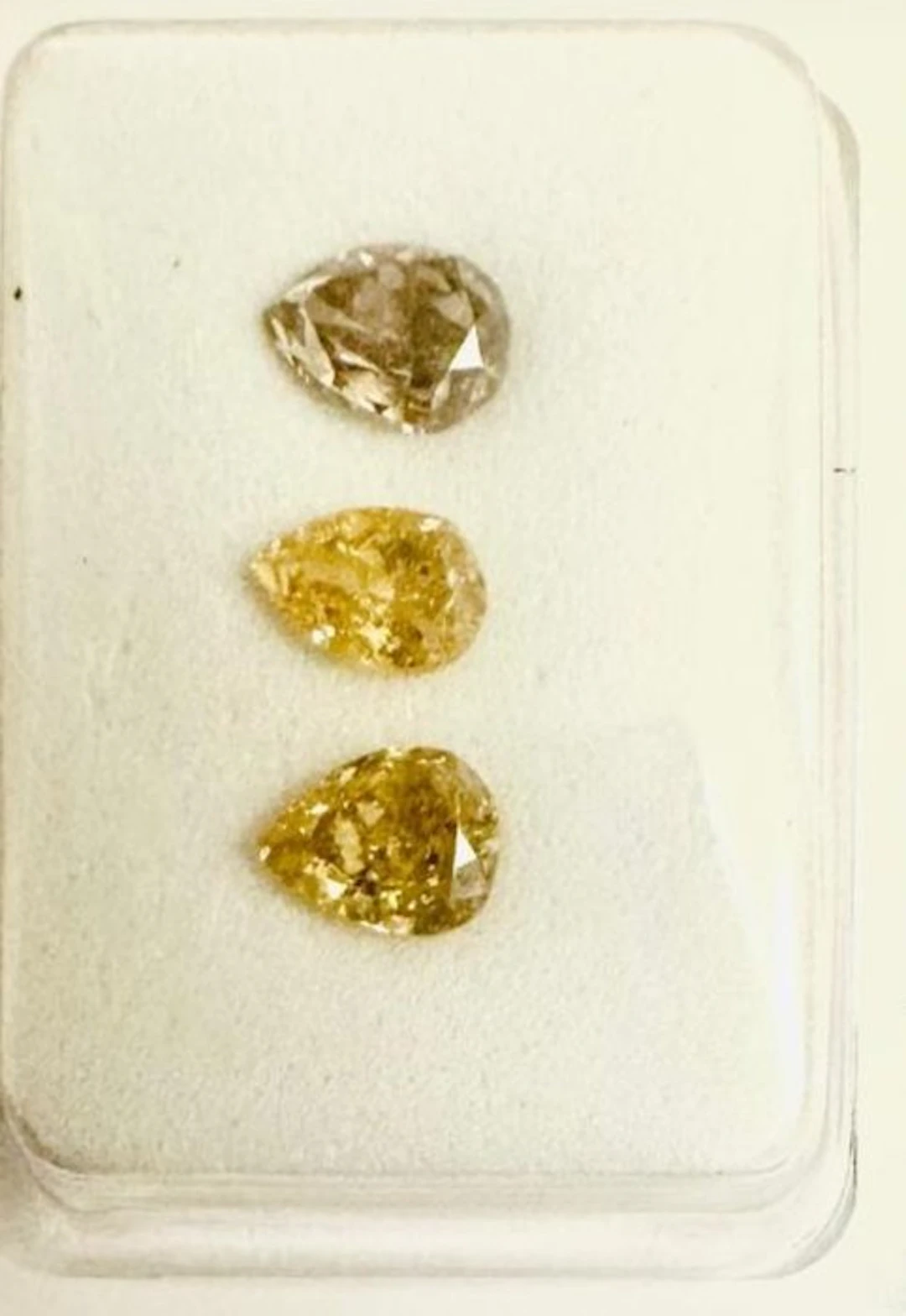 3 pcs Diamond (Natural coloured) - 1,13 ct - Pear - Fancy...