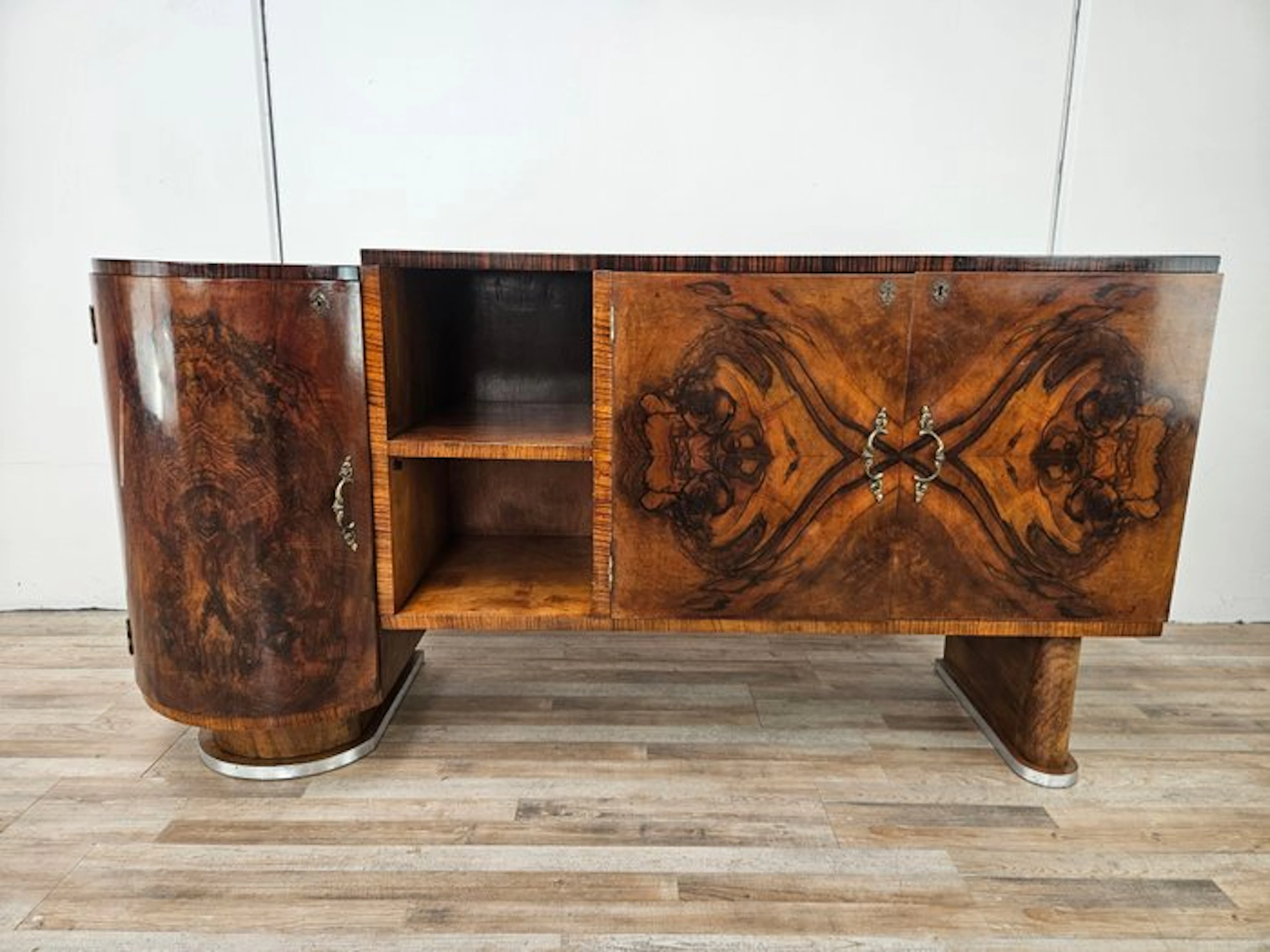 Credenza - Elegant bombé Art Deco sideboard - Burr walnut, Metal