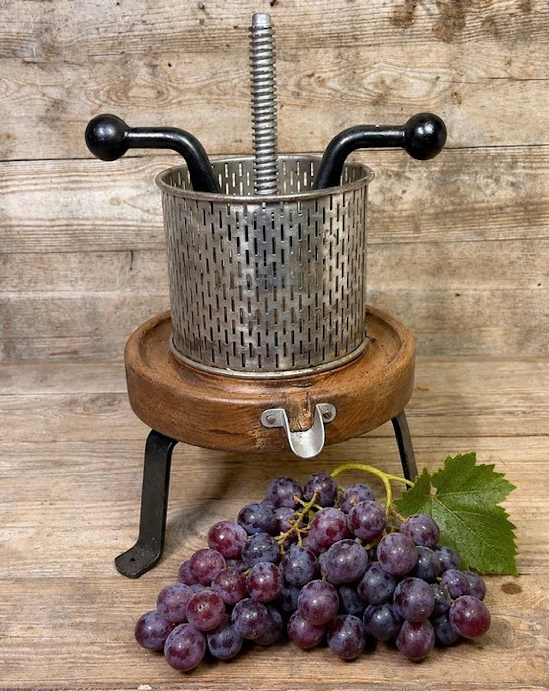 Press Vintage - old grape or fruit presses